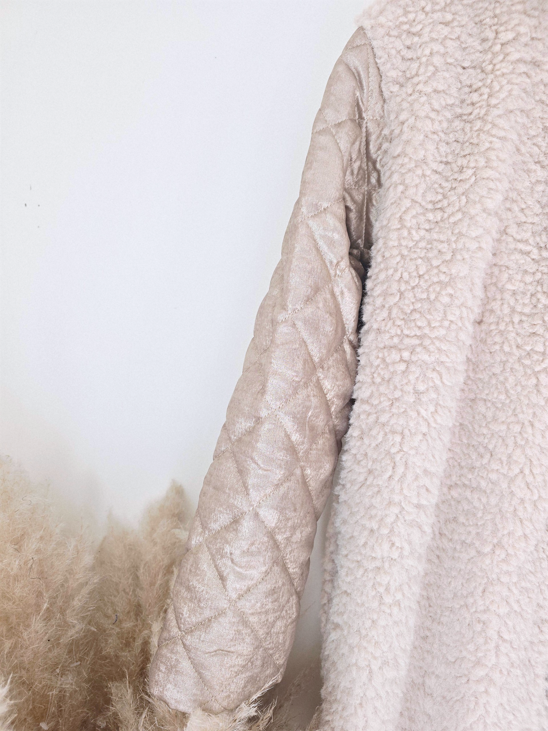 Manteau bouclette beige à manches dorées - 𝐌𝐚𝐫𝐢𝐧𝐚𝟒𝟒𝐟𝐚𝐦𝐢𝐥𝐲
