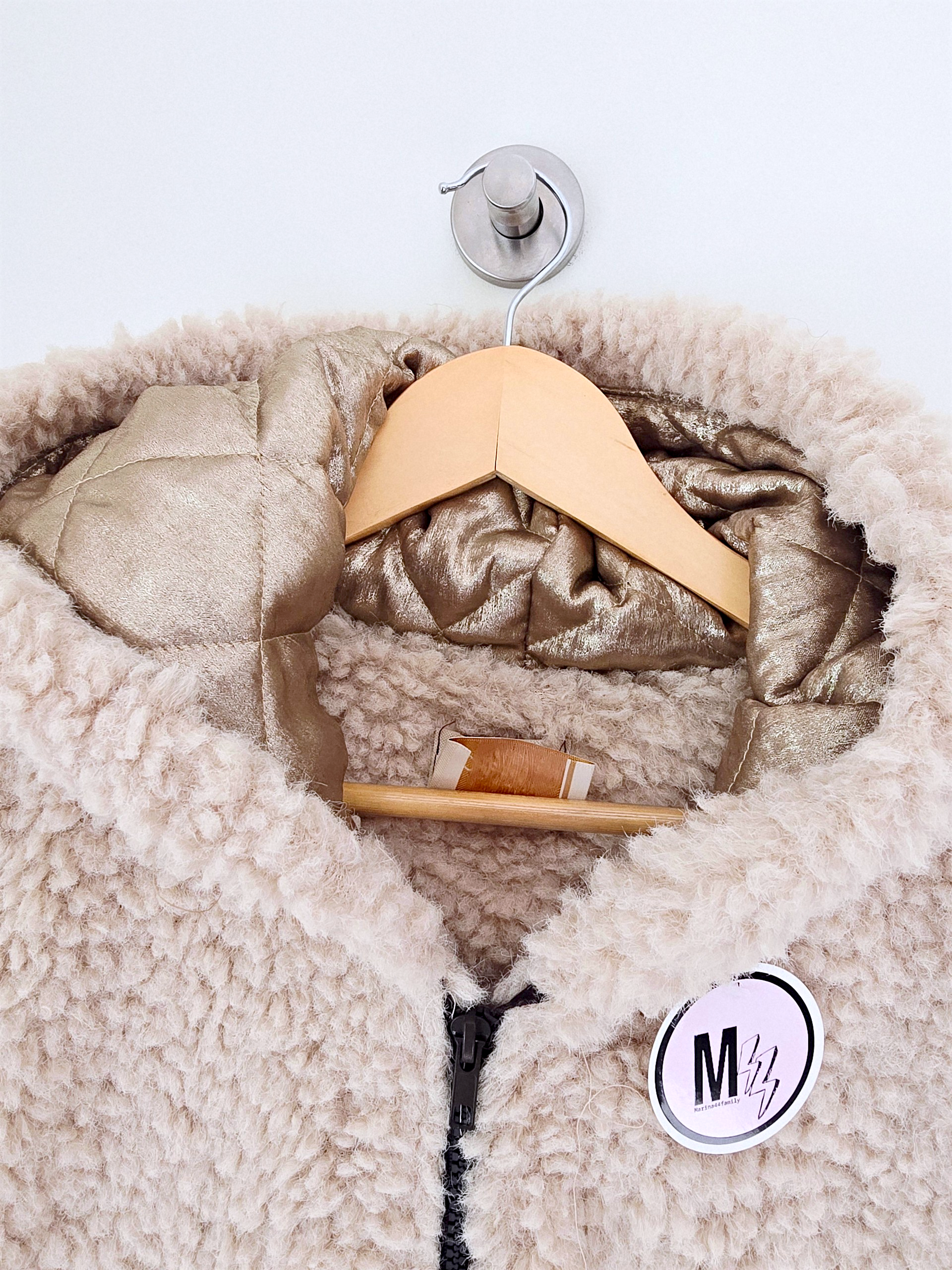 Manteau bouclette beige à manches dorées - 𝐌𝐚𝐫𝐢𝐧𝐚𝟒𝟒𝐟𝐚𝐦𝐢𝐥𝐲