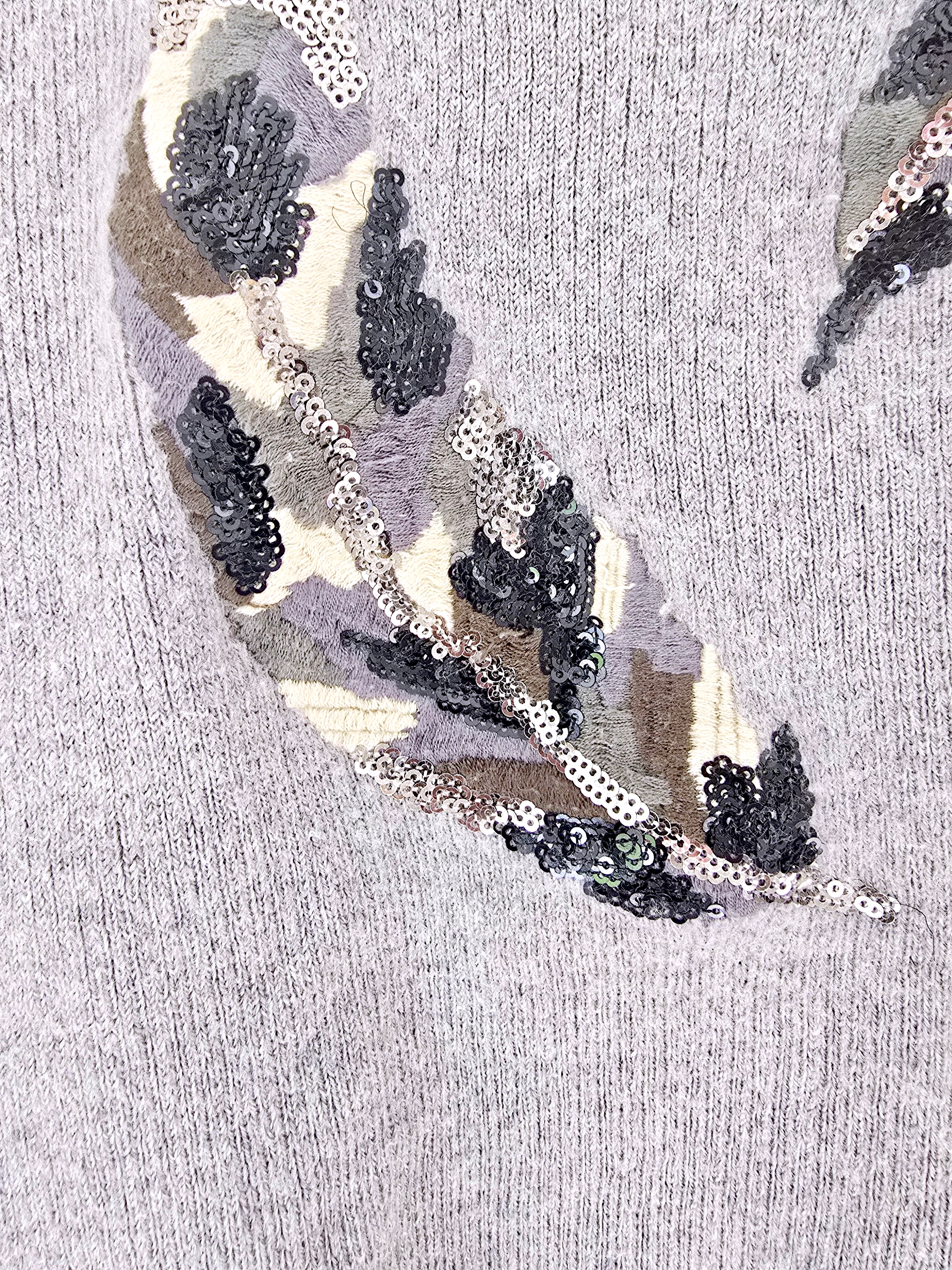 Pull gris plumes camouflage - 𝐌𝐚𝐫𝐢𝐧𝐚𝟒𝟒𝐟𝐚𝐦𝐢𝐥𝐲