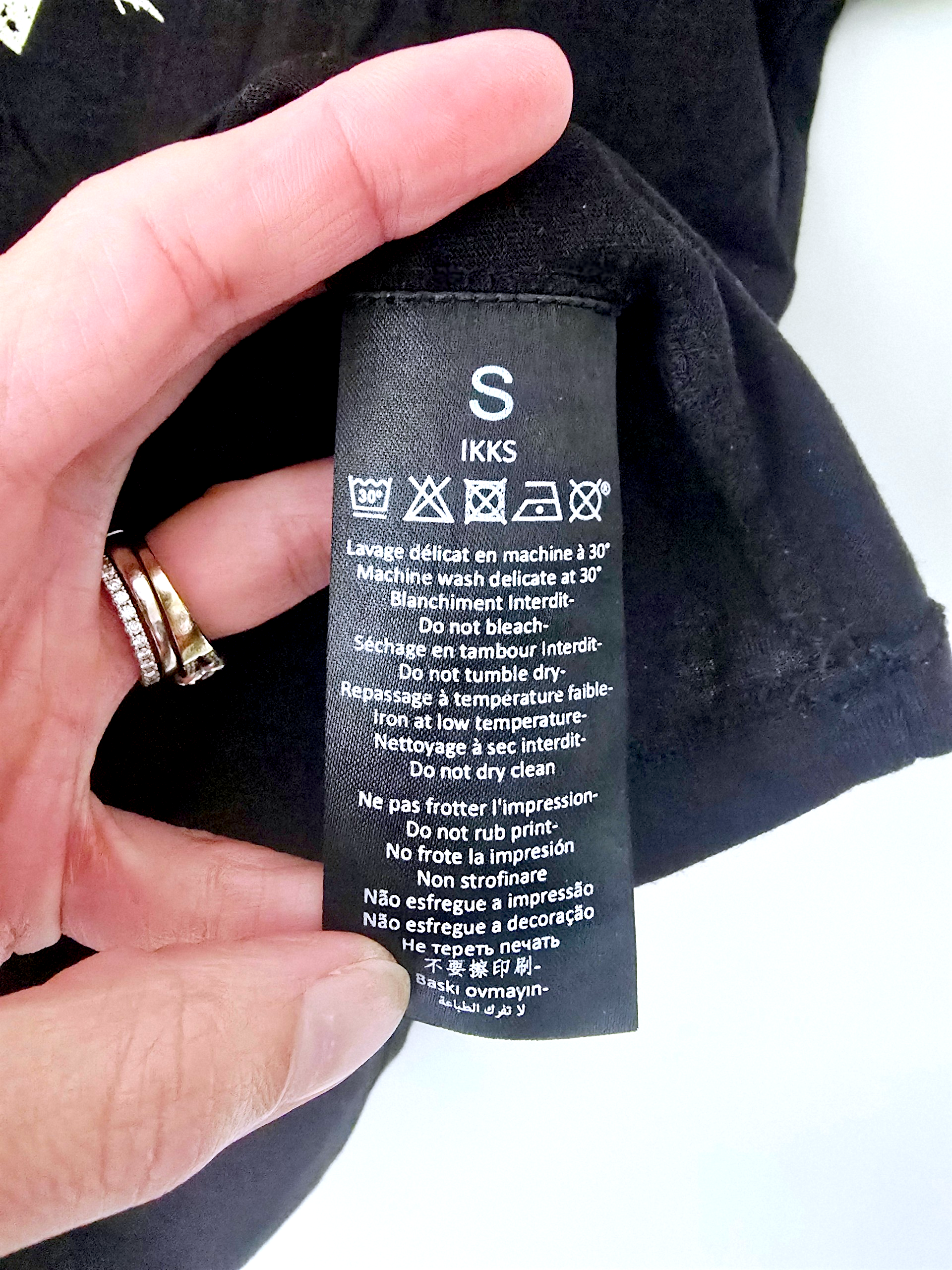 T-shirt noir à inscriptions dorées - 𝐌𝐚𝐫𝐢𝐧𝐚𝟒𝟒𝐟𝐚𝐦𝐢𝐥𝐲