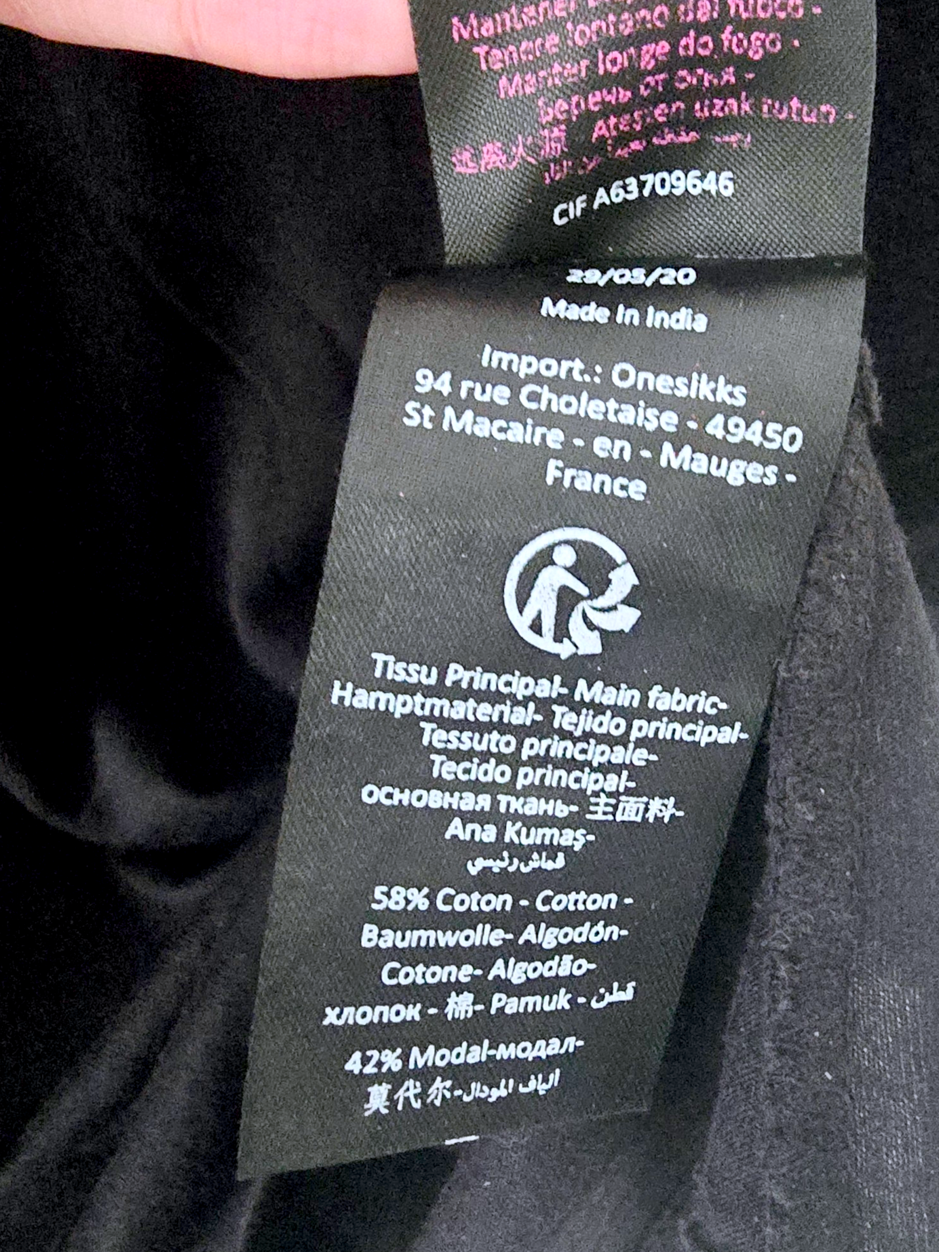 T-shirt noir à inscriptions dorées - 𝐌𝐚𝐫𝐢𝐧𝐚𝟒𝟒𝐟𝐚𝐦𝐢𝐥𝐲