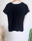 T-shirt noir à inscriptions dorées - 𝐌𝐚𝐫𝐢𝐧𝐚𝟒𝟒𝐟𝐚𝐦𝐢𝐥𝐲