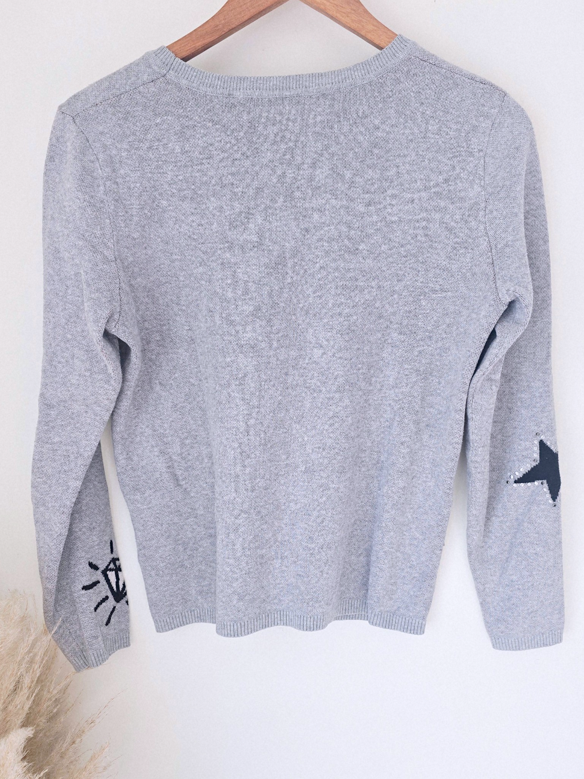 Pull gris à écussons - 𝐌𝐚𝐫𝐢𝐧𝐚𝟒𝟒𝐟𝐚𝐦𝐢𝐥𝐲