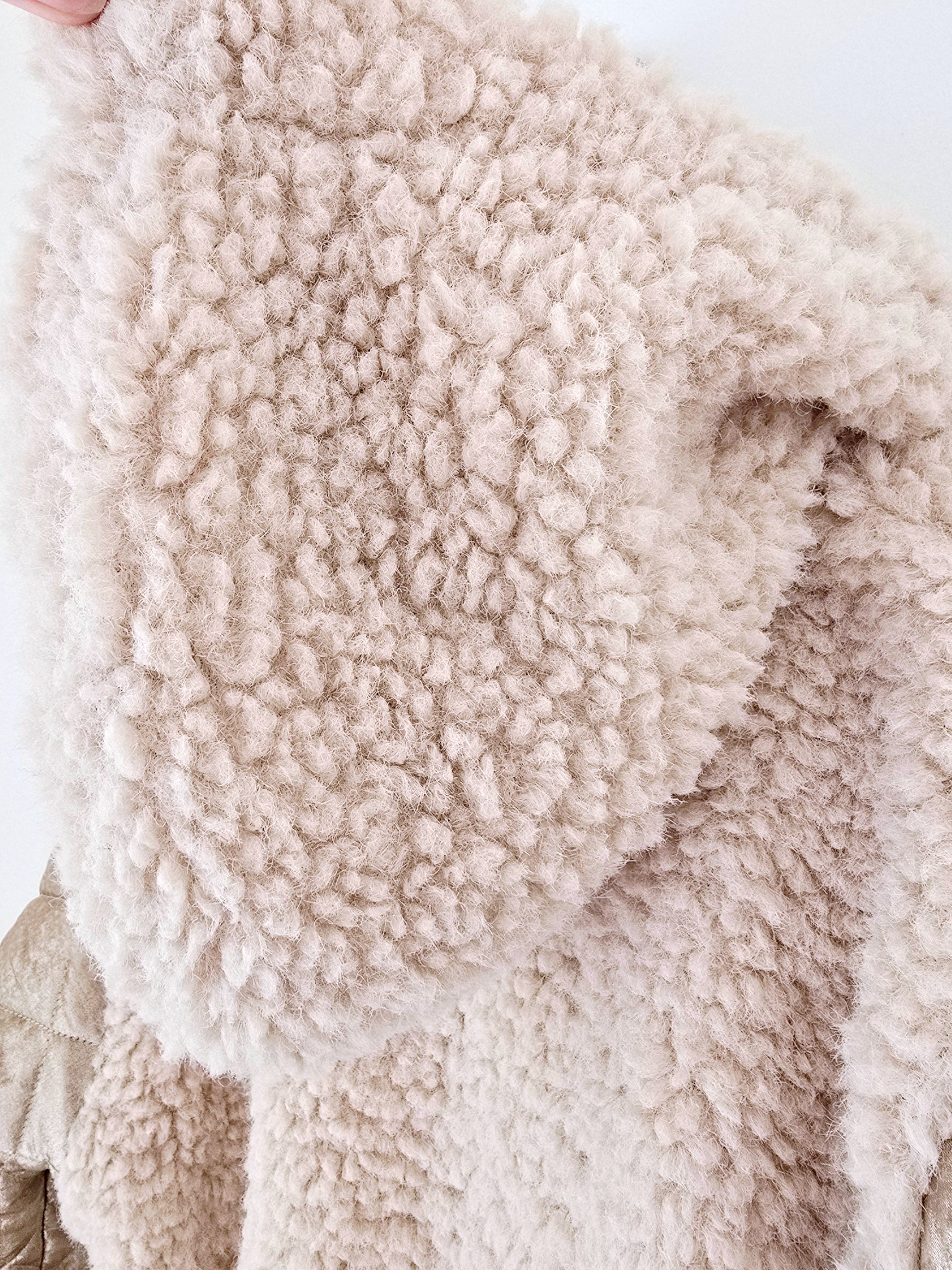 Manteau bouclette beige à manches dorées - 𝐌𝐚𝐫𝐢𝐧𝐚𝟒𝟒𝐟𝐚𝐦𝐢𝐥𝐲