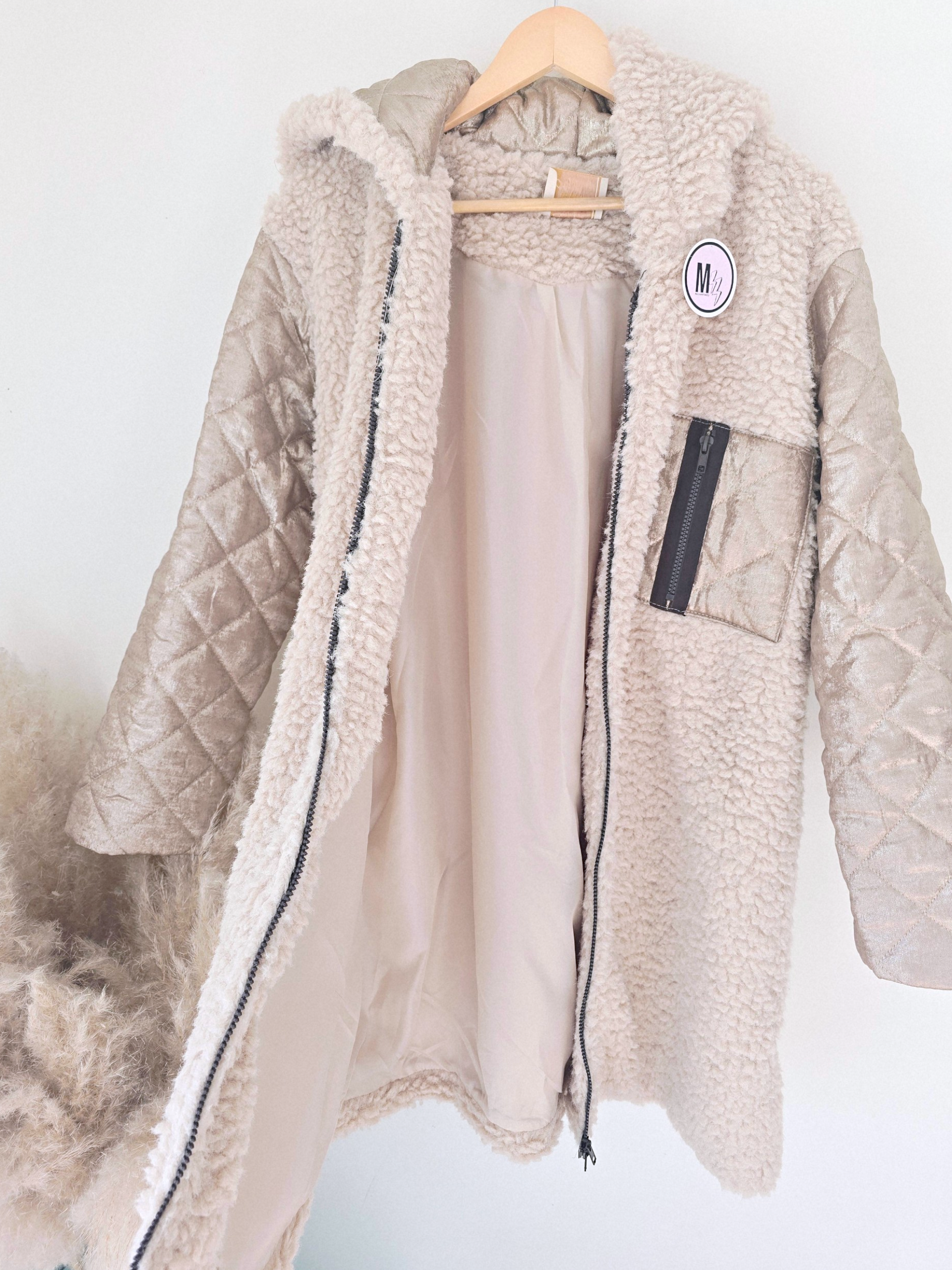 Manteau bouclette beige à manches dorées - 𝐌𝐚𝐫𝐢𝐧𝐚𝟒𝟒𝐟𝐚𝐦𝐢𝐥𝐲