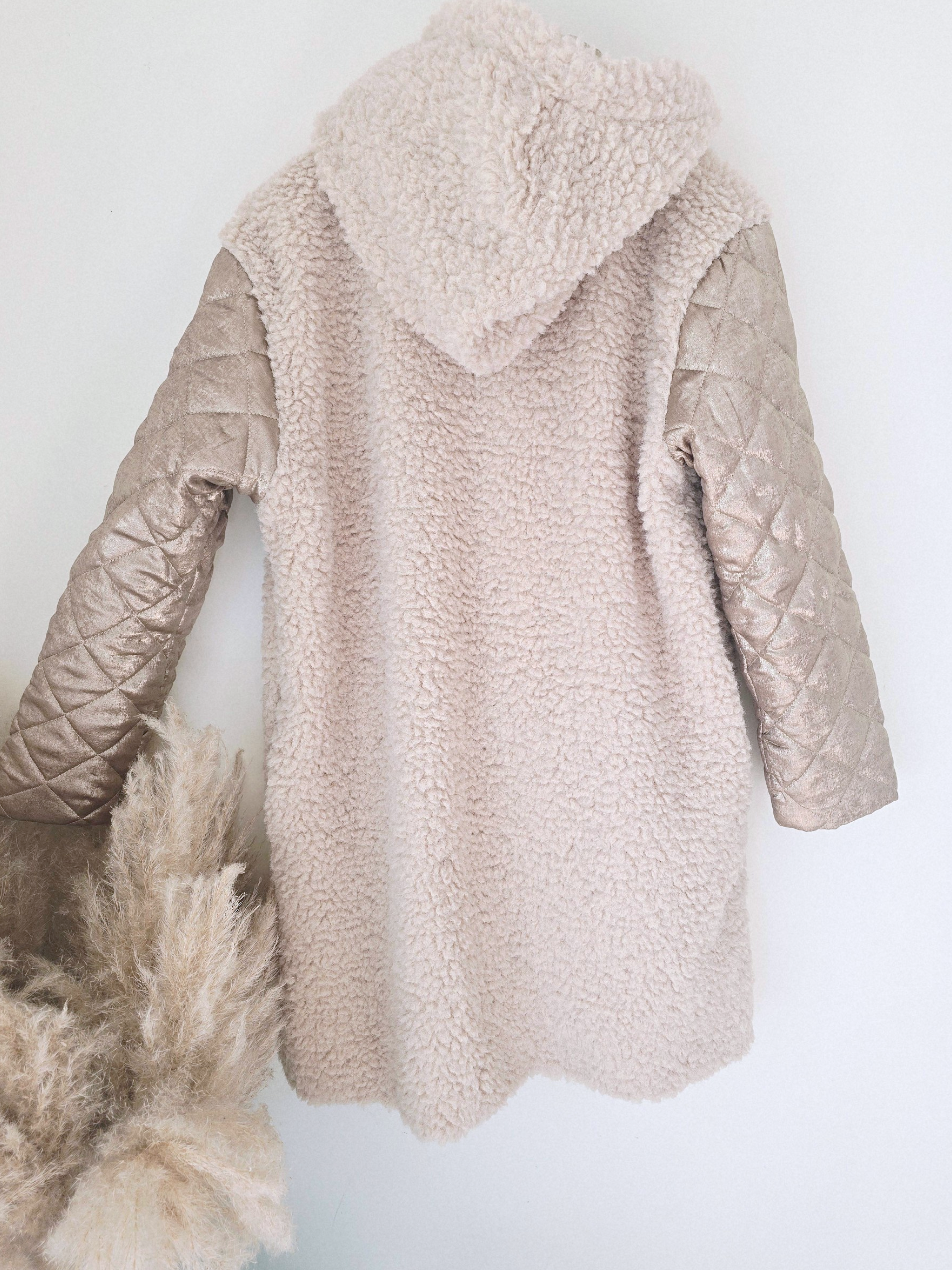 Manteau bouclette beige à manches dorées - 𝐌𝐚𝐫𝐢𝐧𝐚𝟒𝟒𝐟𝐚𝐦𝐢𝐥𝐲
