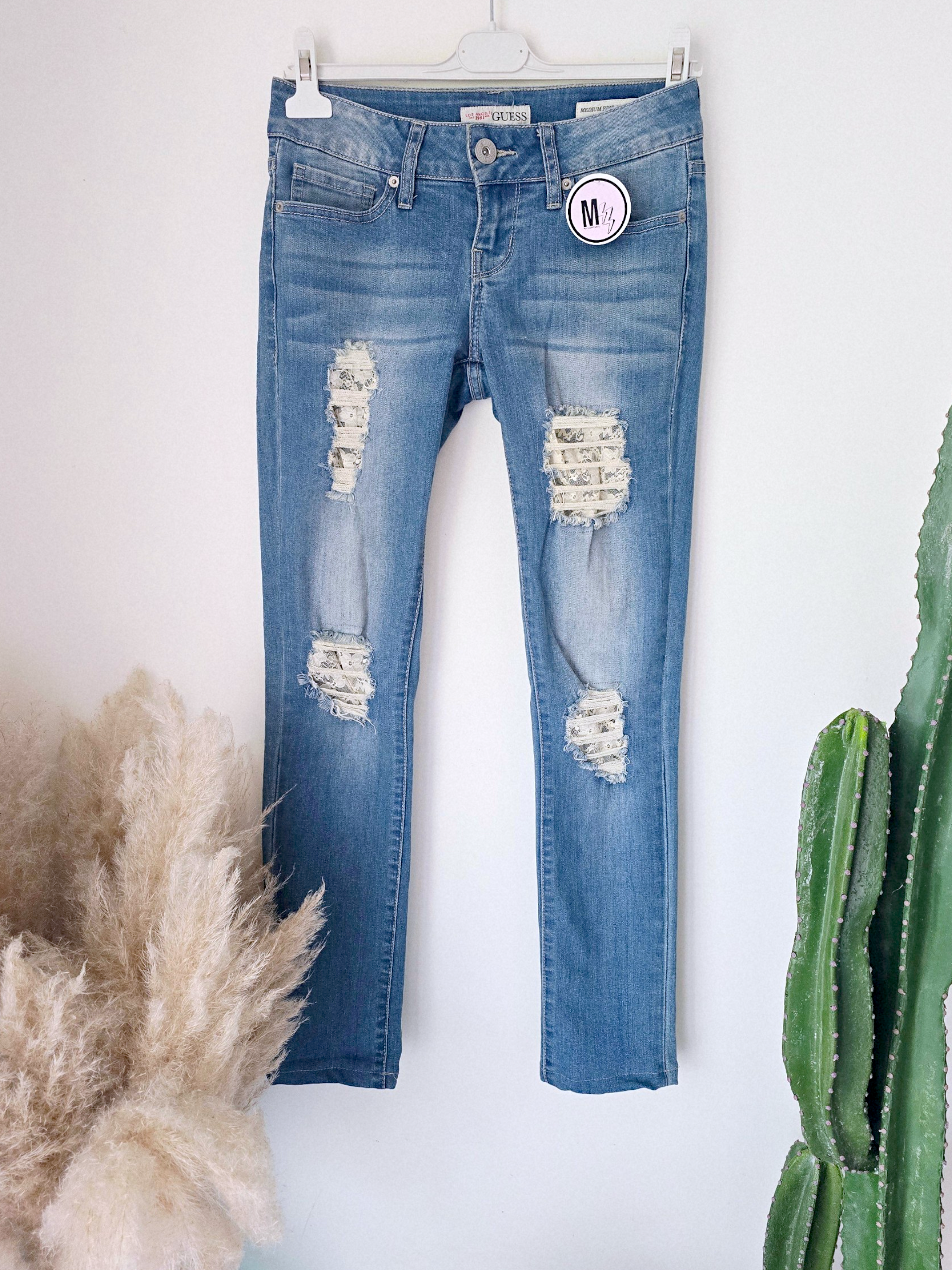 Jean bleu délavé avec empiècements en dentelle - 𝐌𝐚𝐫𝐢𝐧𝐚𝟒𝟒𝐟𝐚𝐦𝐢𝐥𝐲