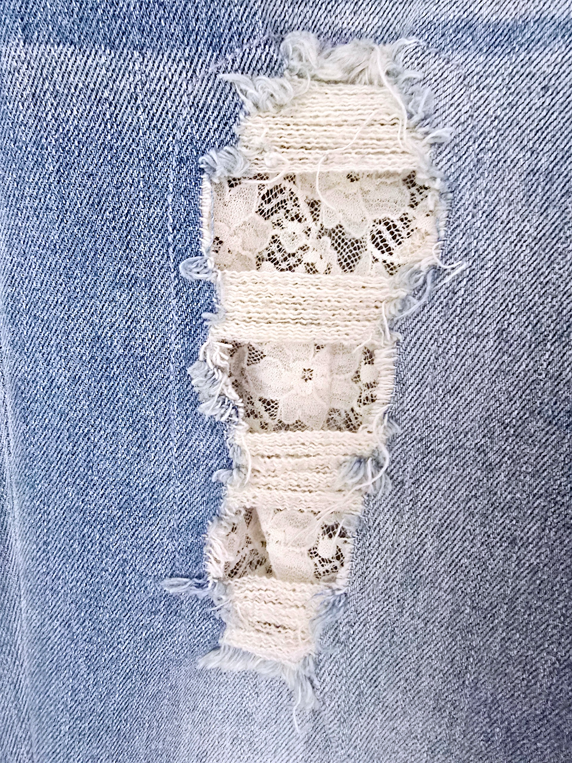 Jean bleu délavé avec empiècements en dentelle - 𝐌𝐚𝐫𝐢𝐧𝐚𝟒𝟒𝐟𝐚𝐦𝐢𝐥𝐲