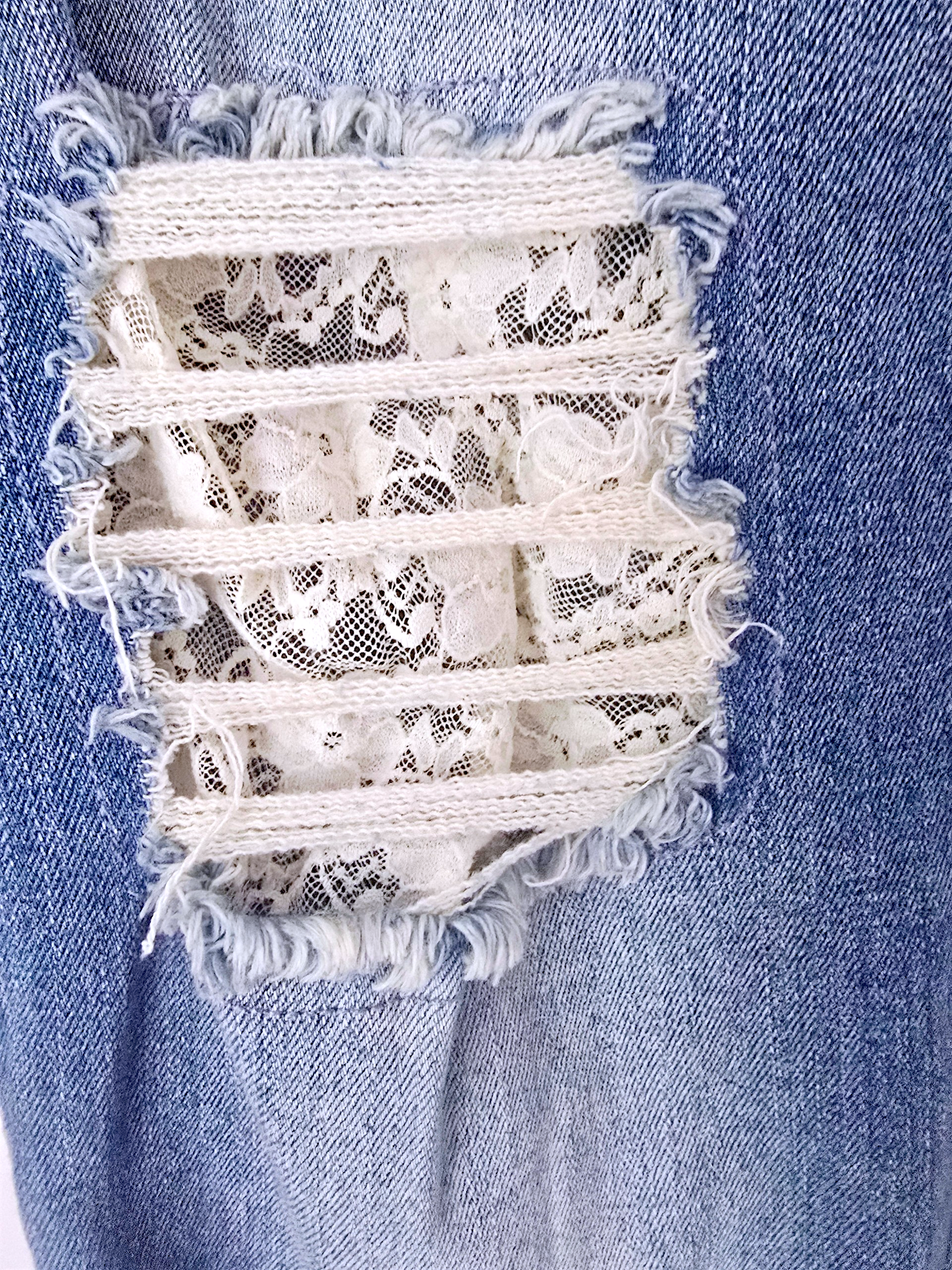 Jean bleu délavé avec empiècements en dentelle - 𝐌𝐚𝐫𝐢𝐧𝐚𝟒𝟒𝐟𝐚𝐦𝐢𝐥𝐲