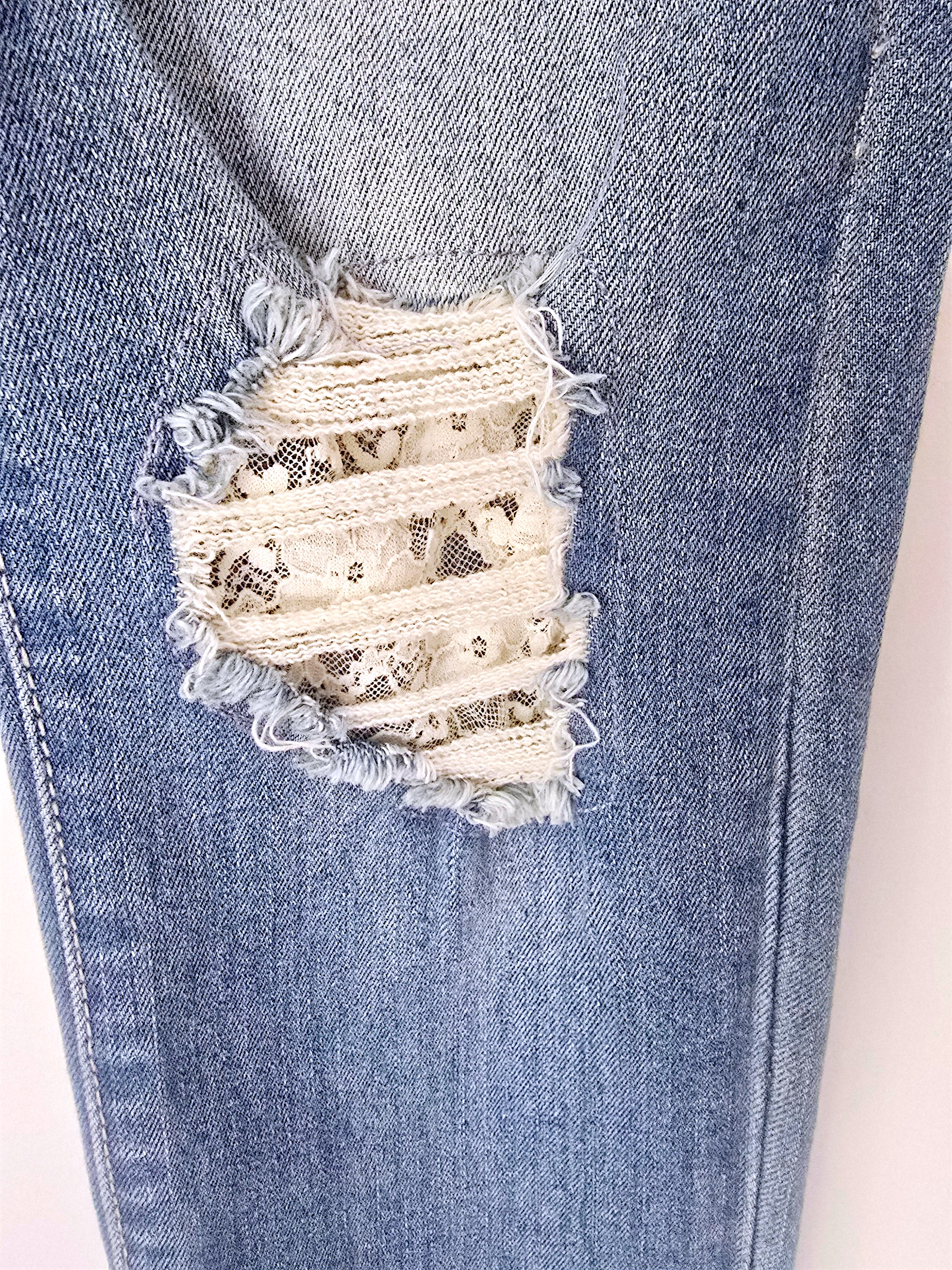 Jean bleu délavé avec empiècements en dentelle - 𝐌𝐚𝐫𝐢𝐧𝐚𝟒𝟒𝐟𝐚𝐦𝐢𝐥𝐲