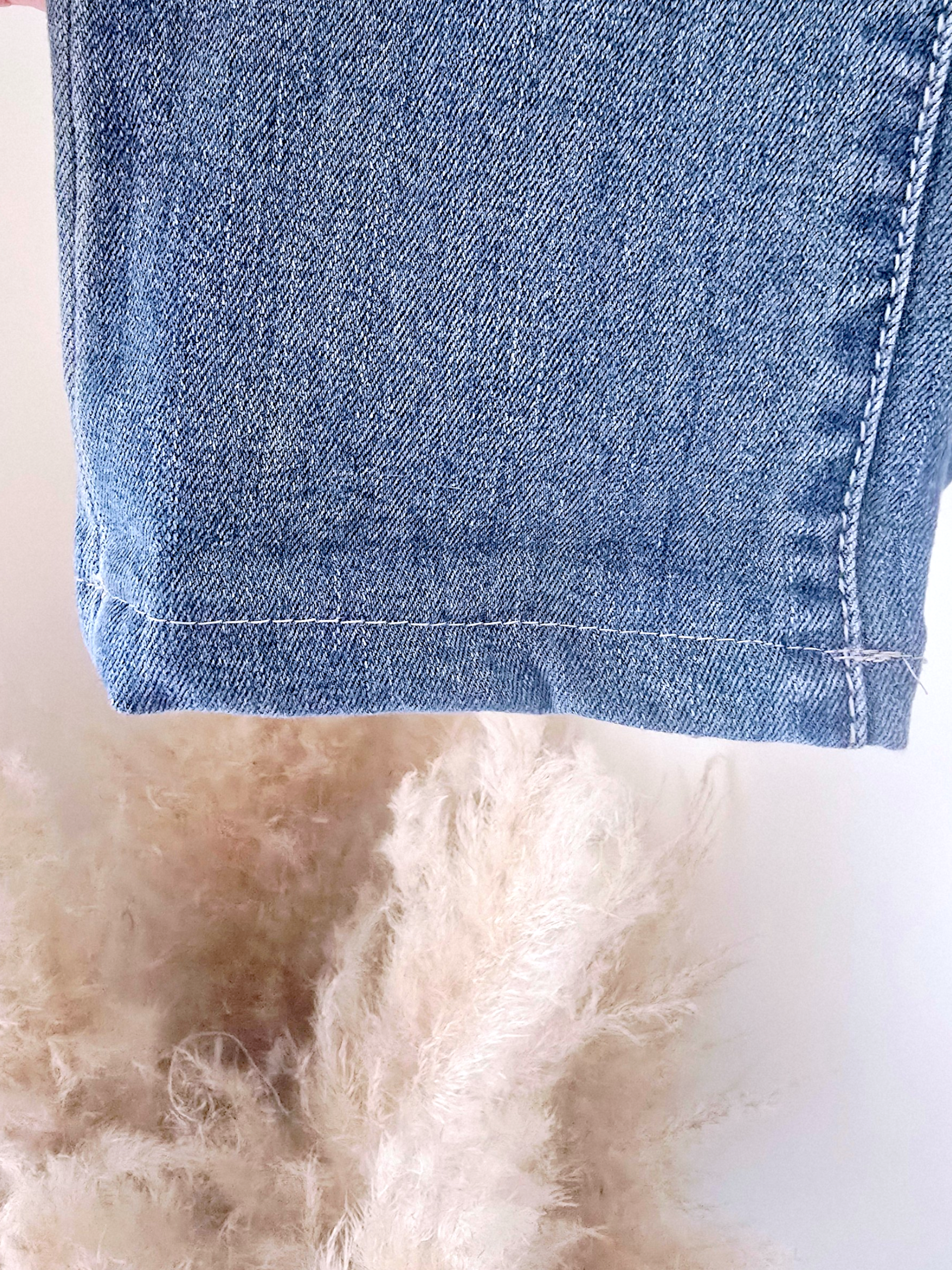 Jean bleu délavé avec empiècements en dentelle - 𝐌𝐚𝐫𝐢𝐧𝐚𝟒𝟒𝐟𝐚𝐦𝐢𝐥𝐲