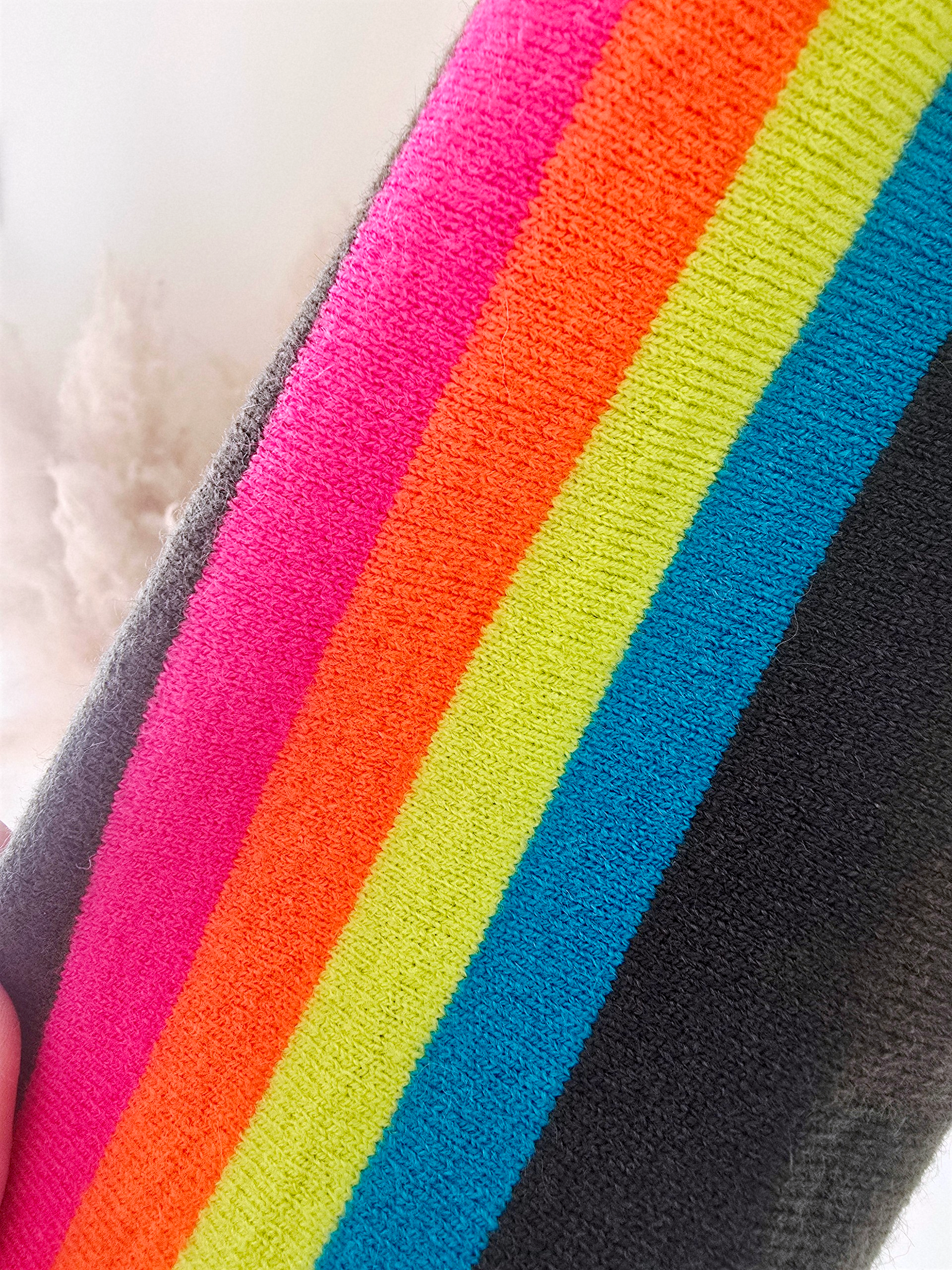 Pull vert kaki à manches arc-en-ciel fluo - 𝐌𝐚𝐫𝐢𝐧𝐚𝟒𝟒𝐟𝐚𝐦𝐢𝐥𝐲