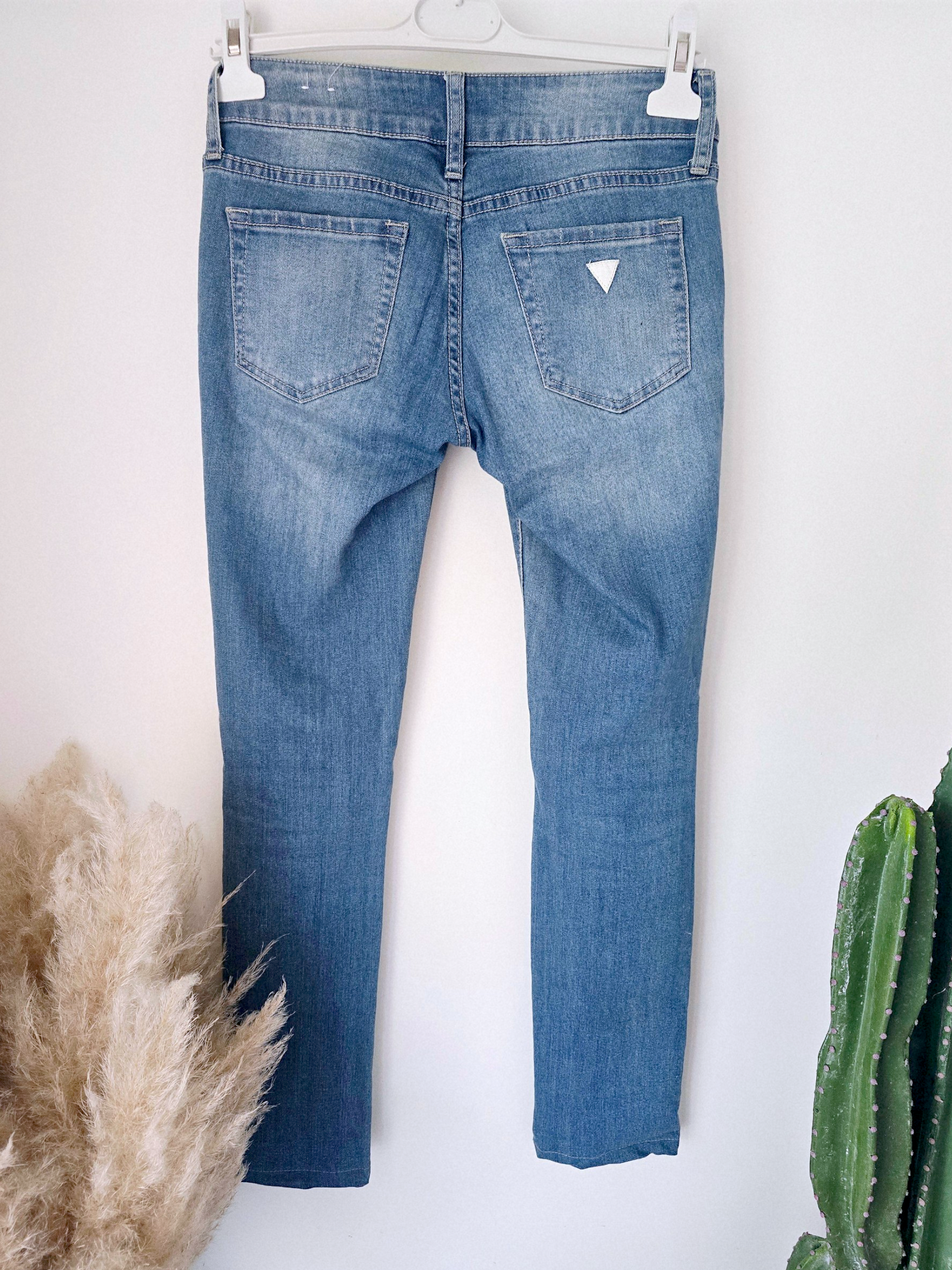 Jean bleu délavé avec empiècements en dentelle - 𝐌𝐚𝐫𝐢𝐧𝐚𝟒𝟒𝐟𝐚𝐦𝐢𝐥𝐲