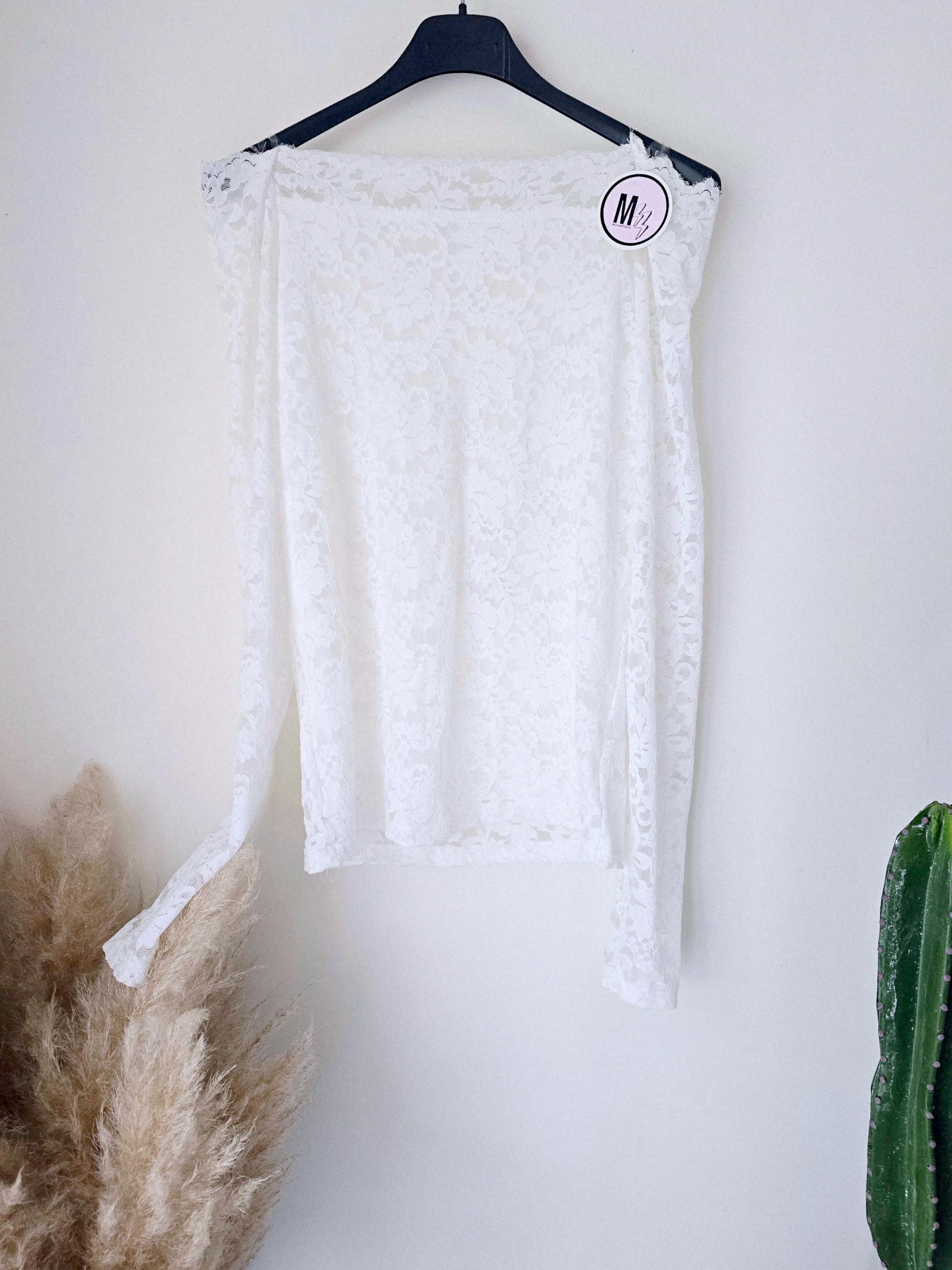 Haut blanc à dentelle - 𝐌𝐚𝐫𝐢𝐧𝐚𝟒𝟒𝐟𝐚𝐦𝐢𝐥𝐲