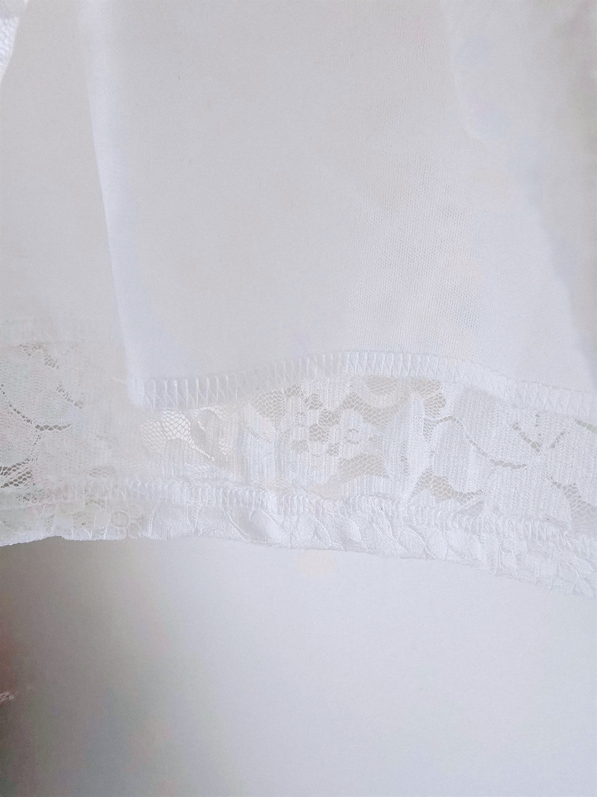 Haut blanc à dentelle - 𝐌𝐚𝐫𝐢𝐧𝐚𝟒𝟒𝐟𝐚𝐦𝐢𝐥𝐲