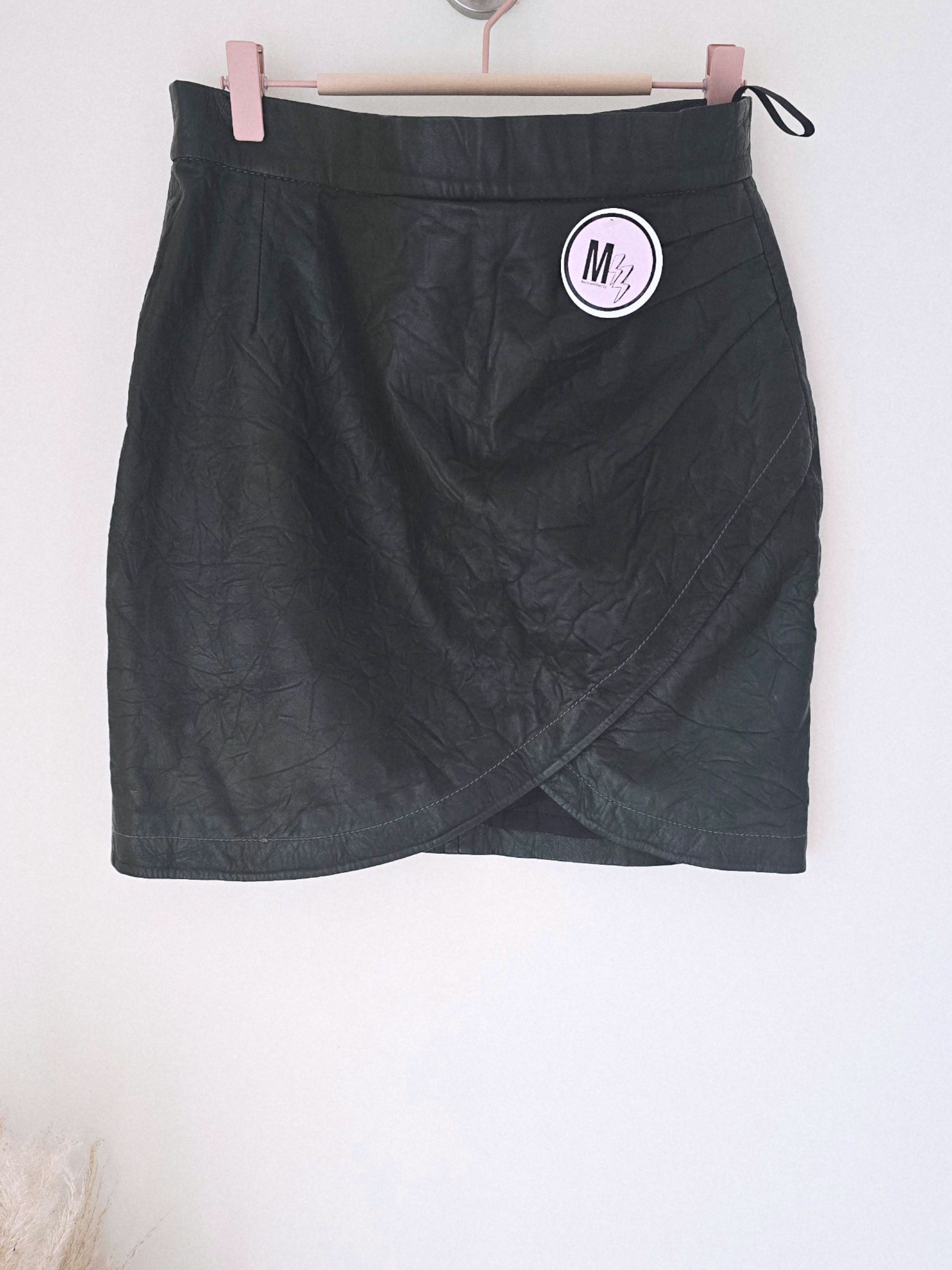 Jupe vert-kaki 100% cuir d'agneau froissé - 𝐌𝐚𝐫𝐢𝐧𝐚𝟒𝟒𝐟𝐚𝐦𝐢𝐥𝐲