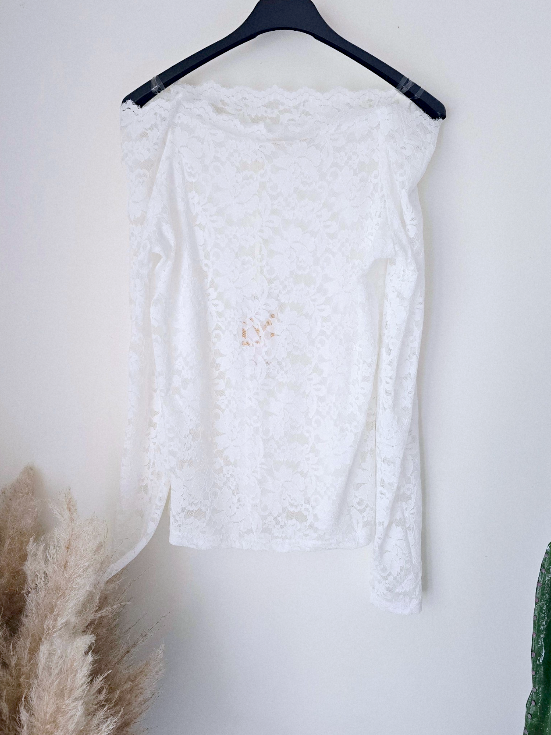 Haut blanc à dentelle - 𝐌𝐚𝐫𝐢𝐧𝐚𝟒𝟒𝐟𝐚𝐦𝐢𝐥𝐲