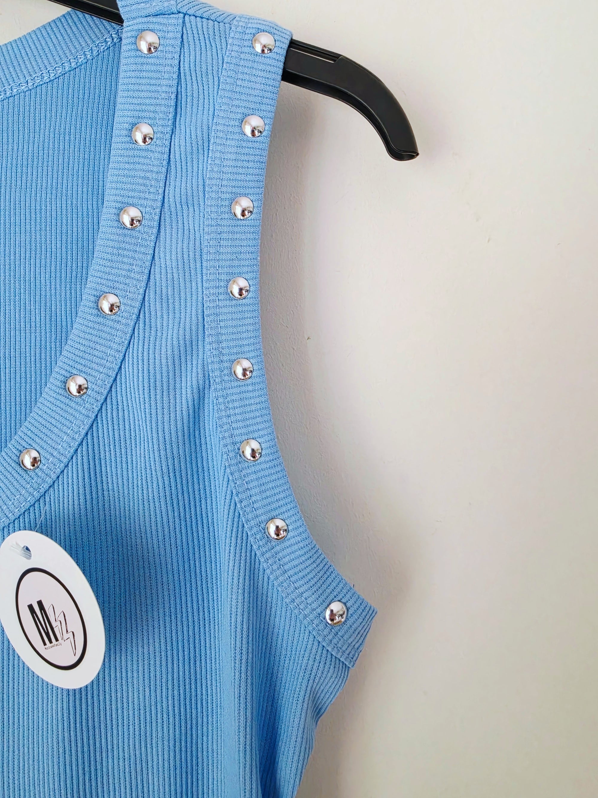 Débardeur bleu à encolure cloutée - 𝐌𝐚𝐫𝐢𝐧𝐚𝟒𝟒𝐟𝐚𝐦𝐢𝐥𝐲