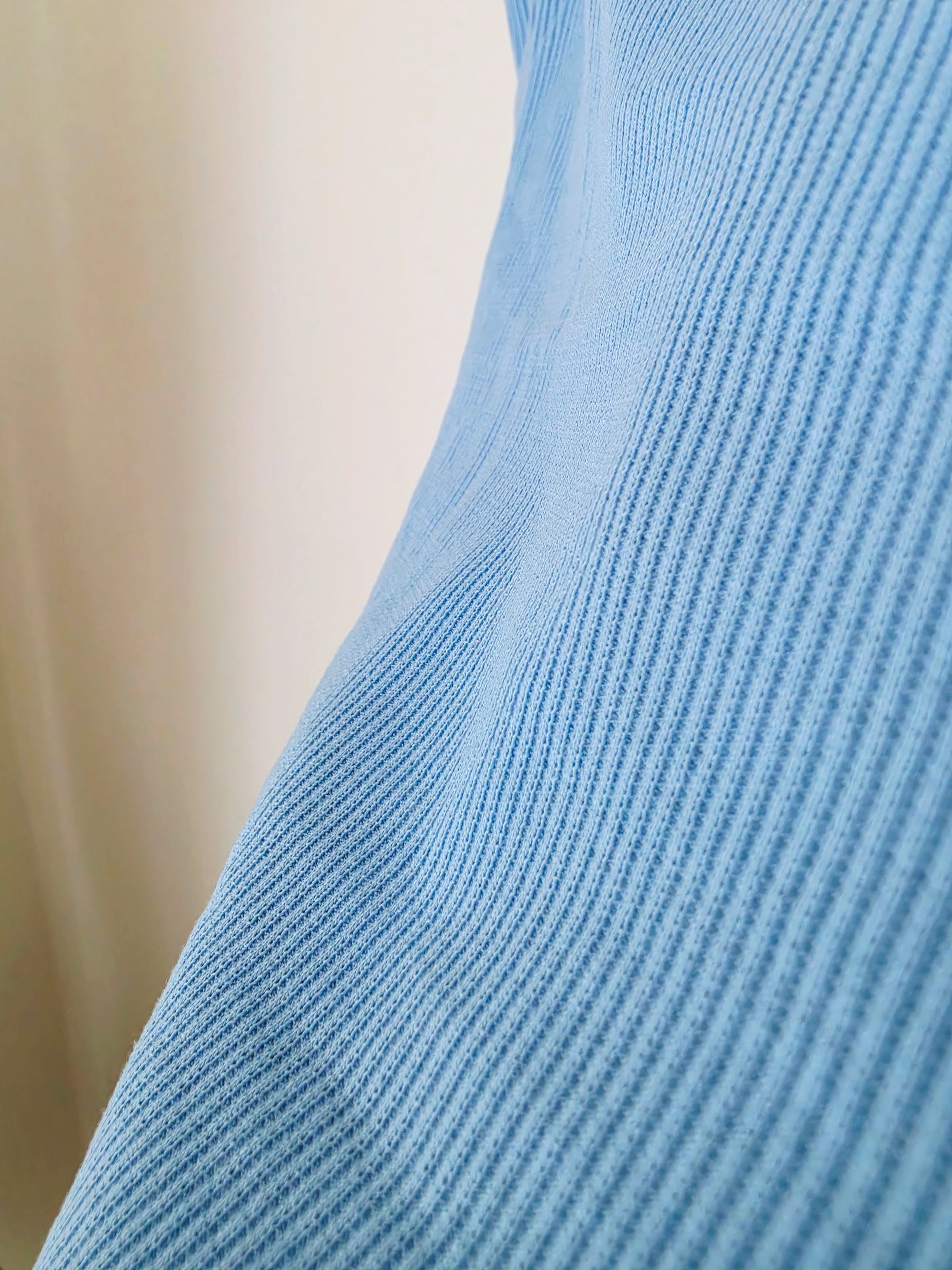 Débardeur bleu à encolure cloutée - 𝐌𝐚𝐫𝐢𝐧𝐚𝟒𝟒𝐟𝐚𝐦𝐢𝐥𝐲