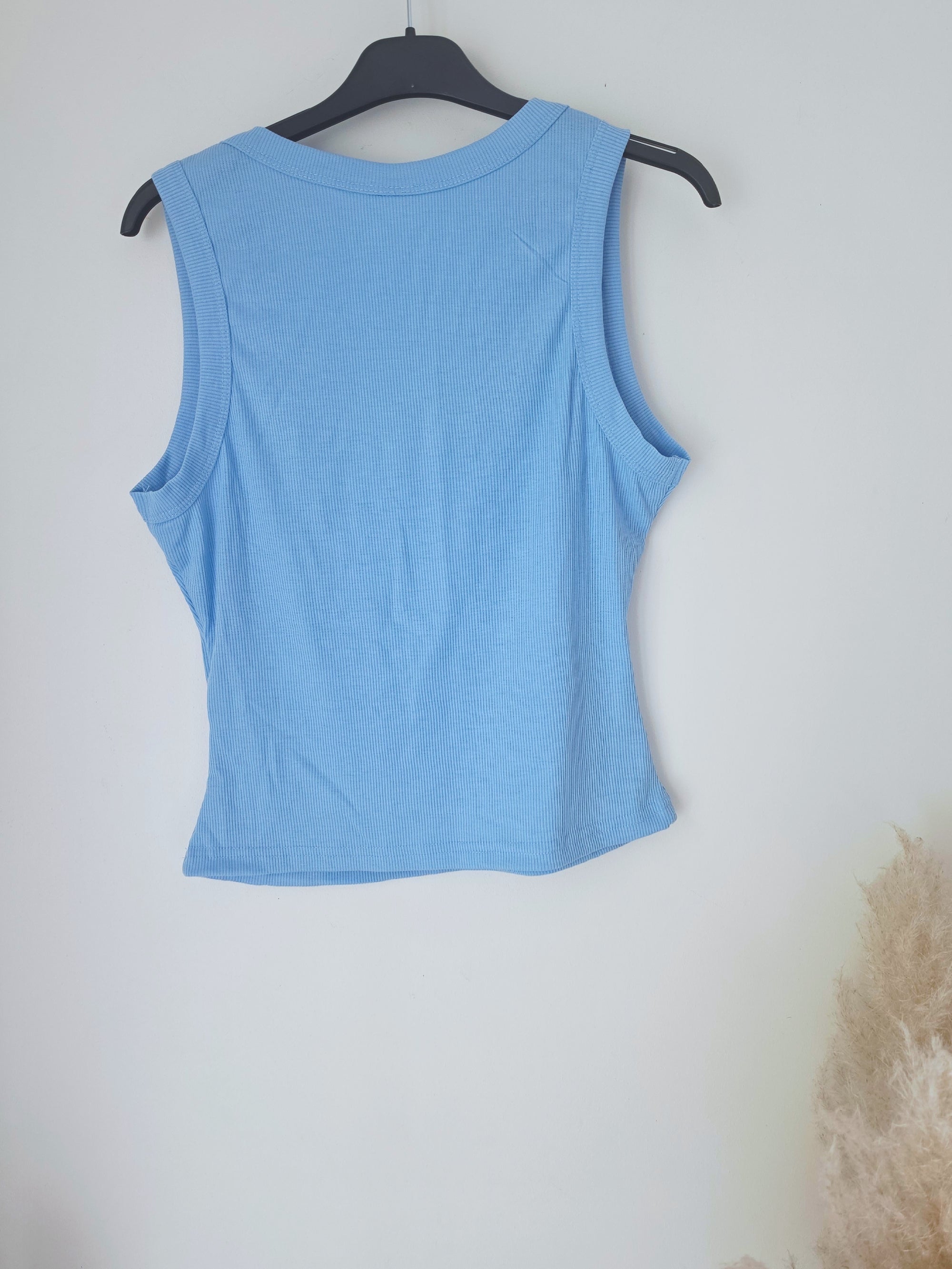 Débardeur bleu à encolure cloutée - 𝐌𝐚𝐫𝐢𝐧𝐚𝟒𝟒𝐟𝐚𝐦𝐢𝐥𝐲