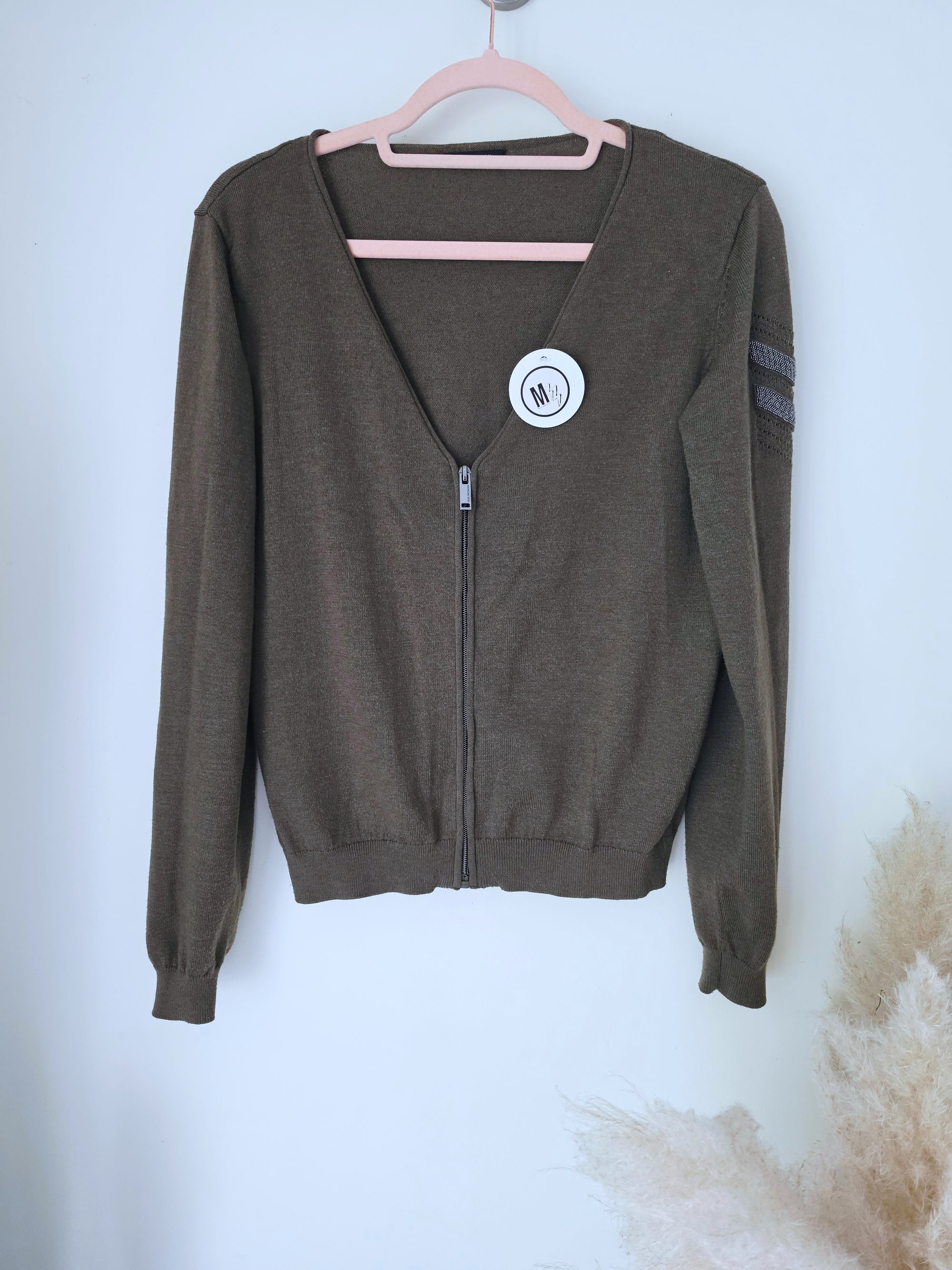 Cardigan kaki à écusson perles bijoux - 𝐌𝐚𝐫𝐢𝐧𝐚𝟒𝟒𝐟𝐚𝐦𝐢𝐥𝐲