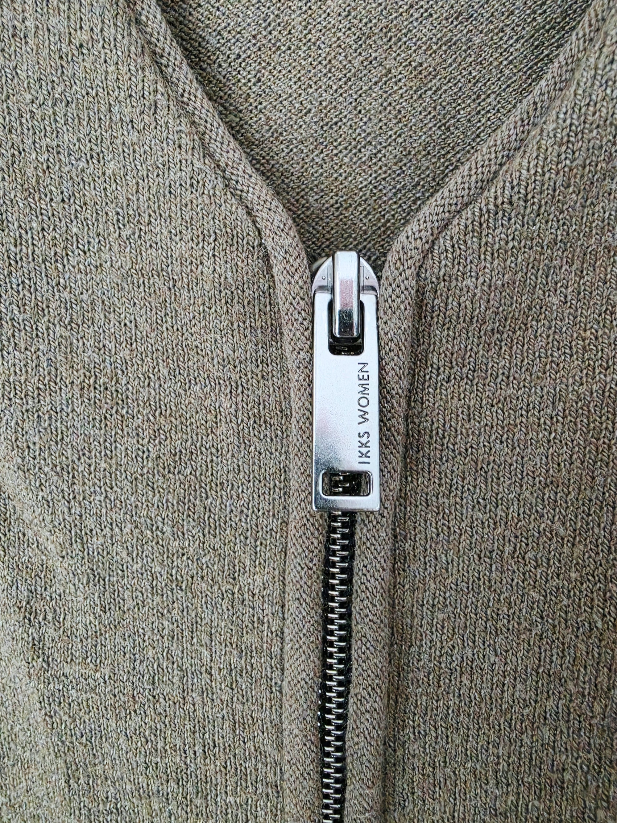 Cardigan kaki à écusson perles bijoux - 𝐌𝐚𝐫𝐢𝐧𝐚𝟒𝟒𝐟𝐚𝐦𝐢𝐥𝐲