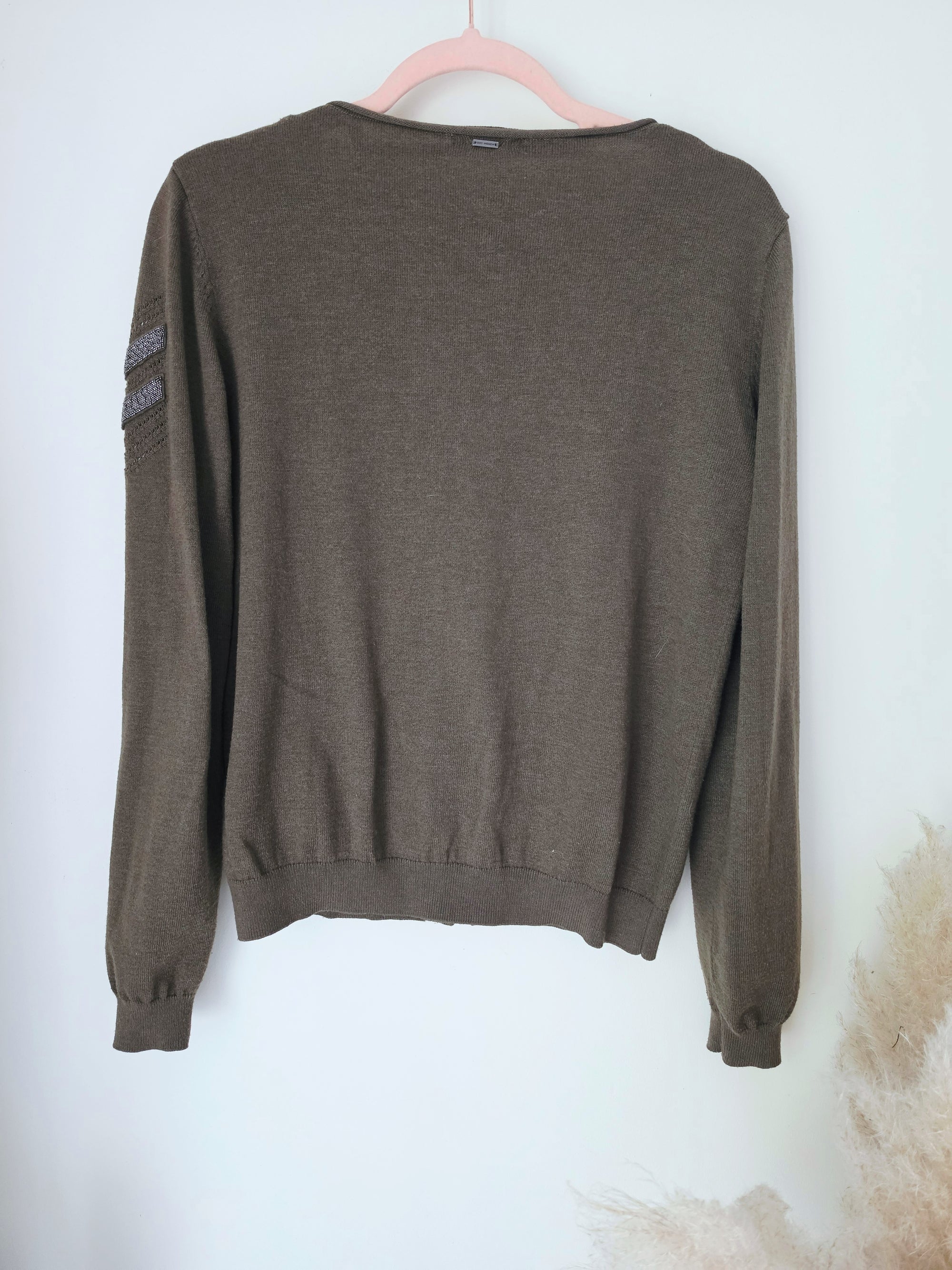 Cardigan kaki à écusson perles bijoux - 𝐌𝐚𝐫𝐢𝐧𝐚𝟒𝟒𝐟𝐚𝐦𝐢𝐥𝐲