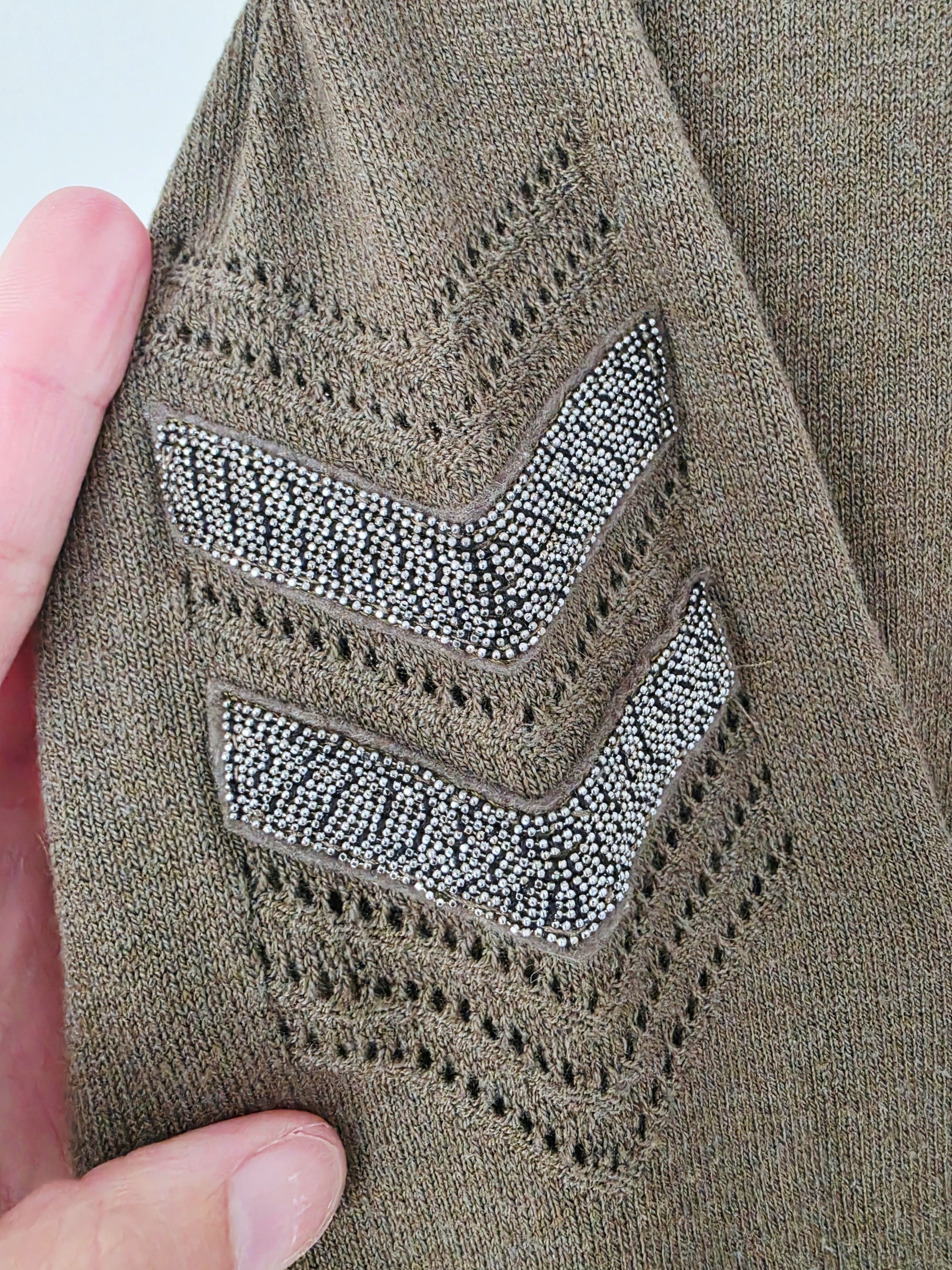 Cardigan kaki à écusson perles bijoux - 𝐌𝐚𝐫𝐢𝐧𝐚𝟒𝟒𝐟𝐚𝐦𝐢𝐥𝐲
