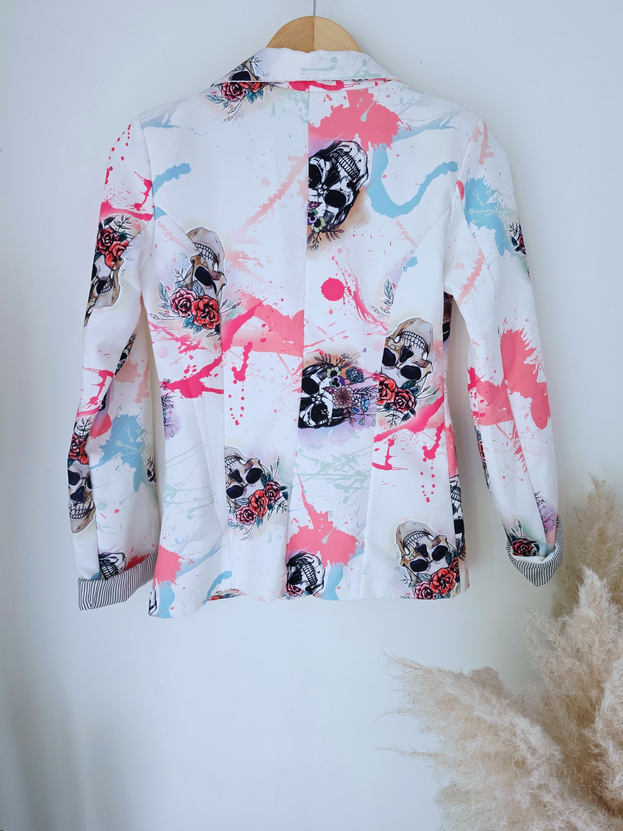 Veste blanche cintrée à imprimé skull - 𝐌𝐚𝐫𝐢𝐧𝐚𝟒𝟒𝐟𝐚𝐦𝐢𝐥𝐲