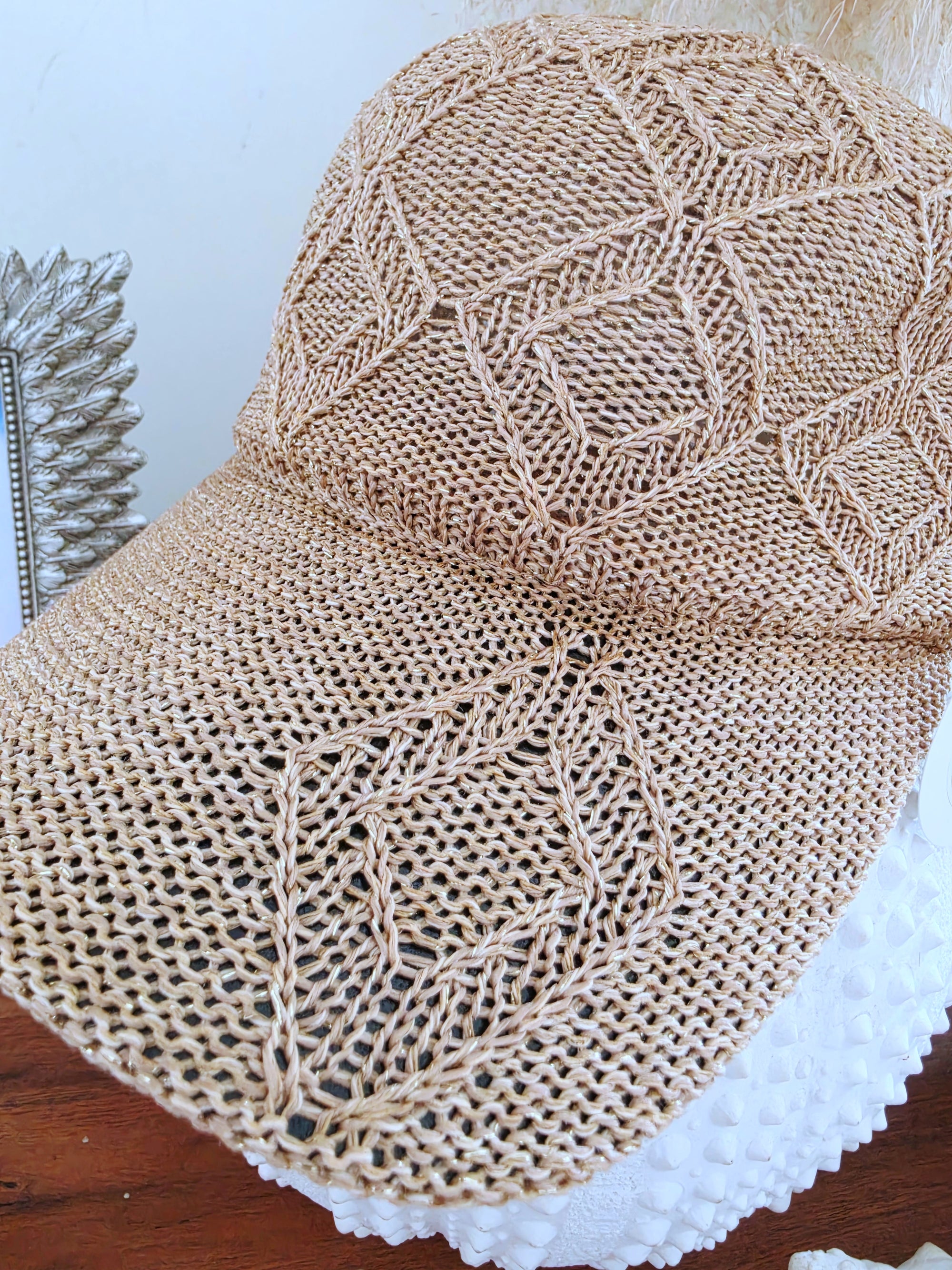 Casquette ajourée beige avec fils mettalisé doré - 𝐌𝐚𝐫𝐢𝐧𝐚𝟒𝟒𝐟𝐚𝐦𝐢𝐥𝐲