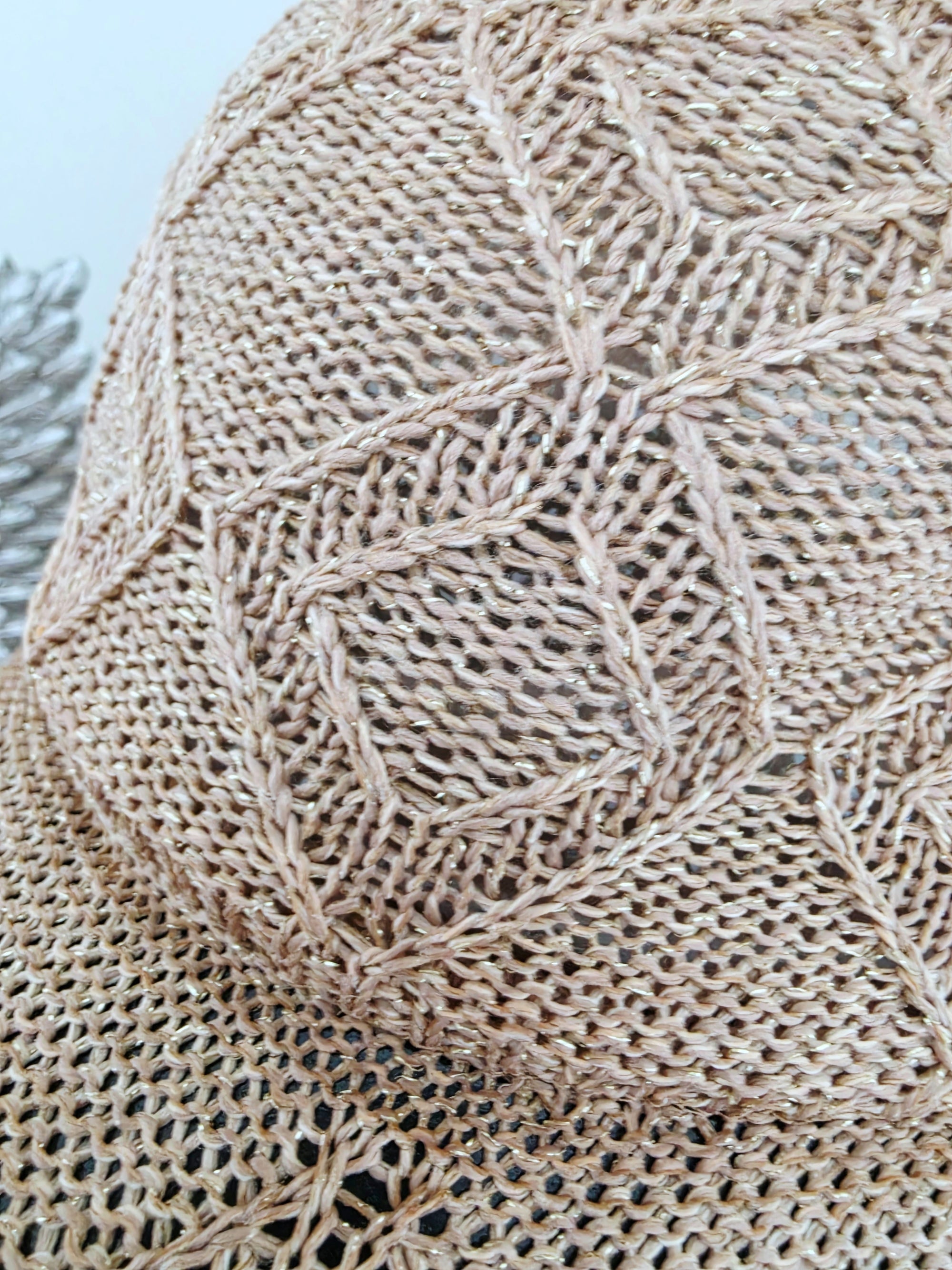 Casquette ajourée beige avec fils mettalisé doré - 𝐌𝐚𝐫𝐢𝐧𝐚𝟒𝟒𝐟𝐚𝐦𝐢𝐥𝐲