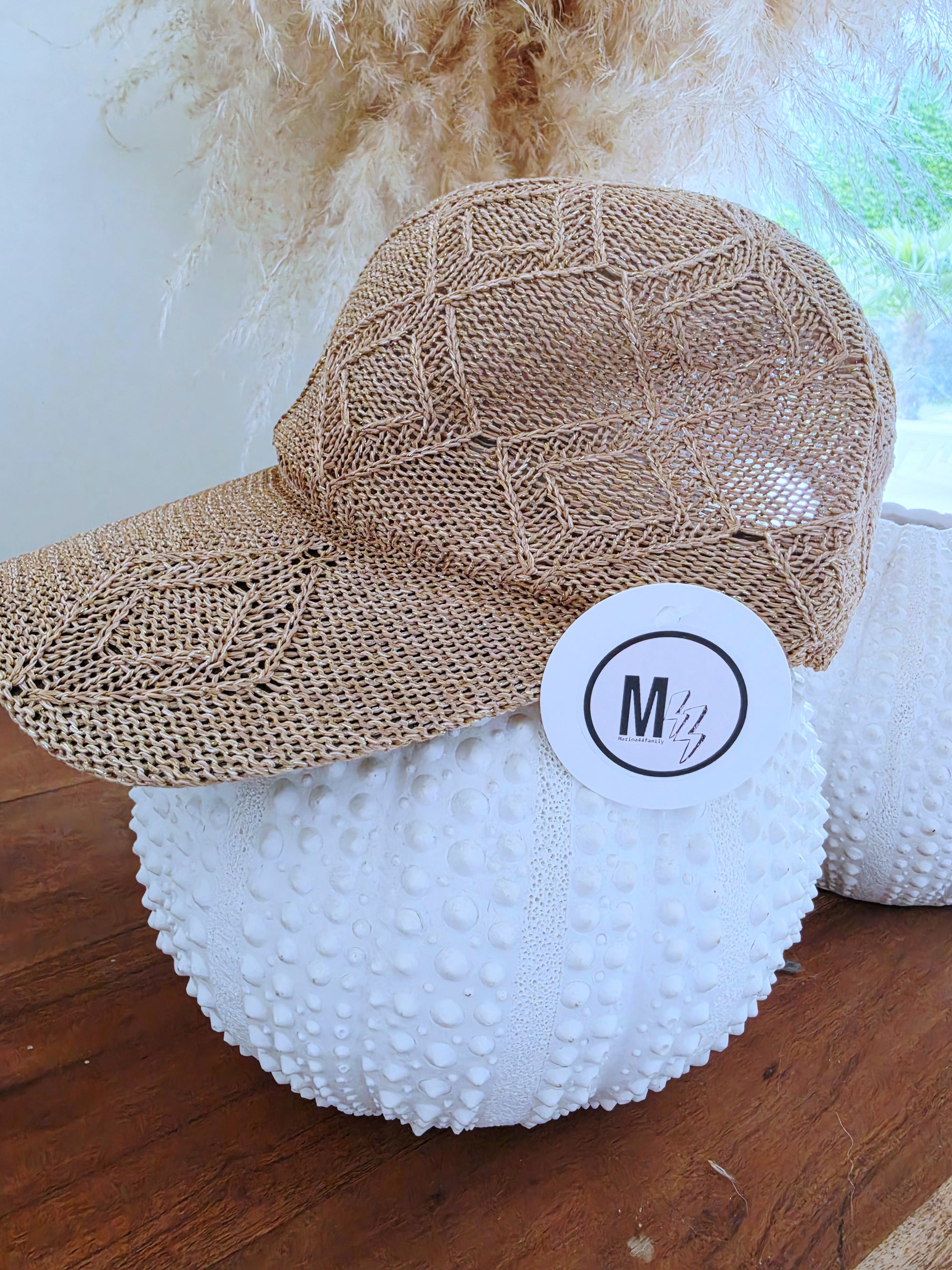 Casquette ajourée beige avec fils mettalisé doré - 𝐌𝐚𝐫𝐢𝐧𝐚𝟒𝟒𝐟𝐚𝐦𝐢𝐥𝐲