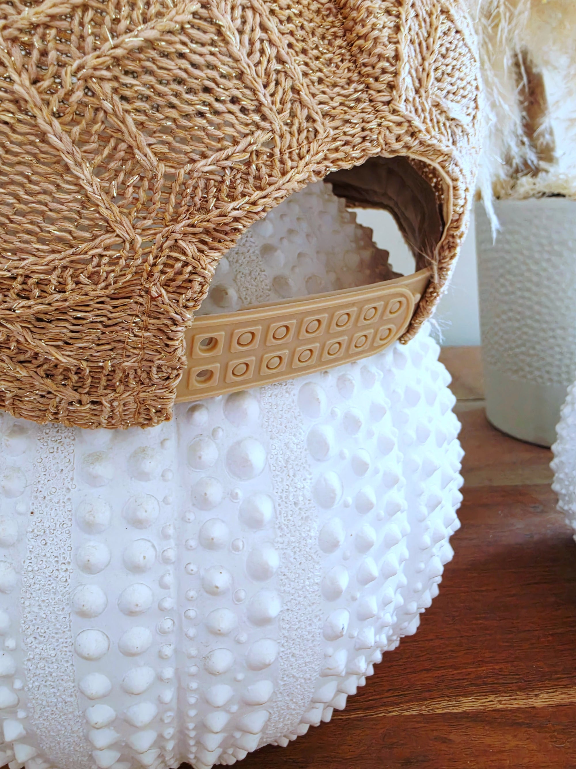Casquette ajourée beige avec fils mettalisé doré - 𝐌𝐚𝐫𝐢𝐧𝐚𝟒𝟒𝐟𝐚𝐦𝐢𝐥𝐲