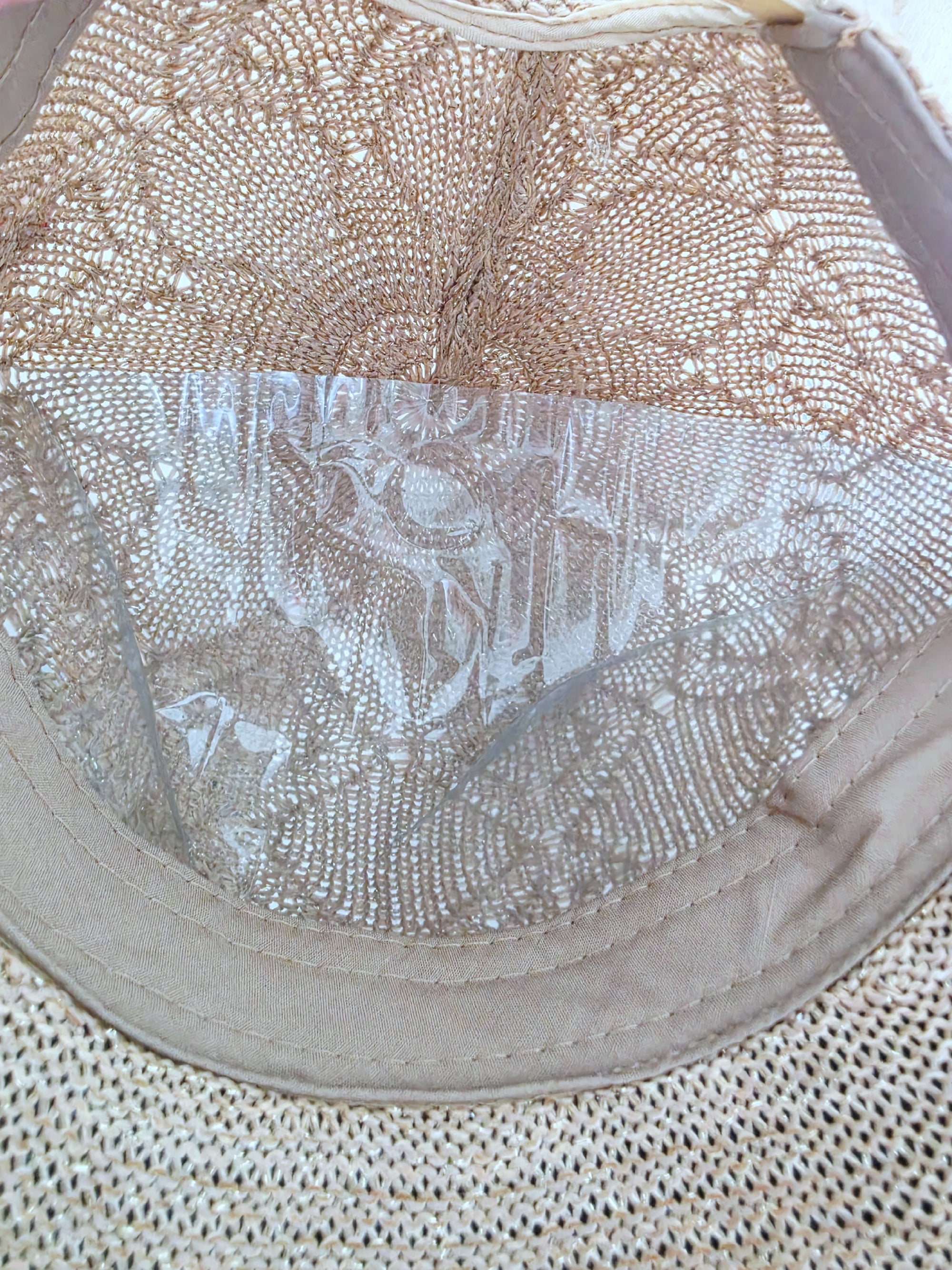 Casquette ajourée beige avec fils mettalisé doré - 𝐌𝐚𝐫𝐢𝐧𝐚𝟒𝟒𝐟𝐚𝐦𝐢𝐥𝐲