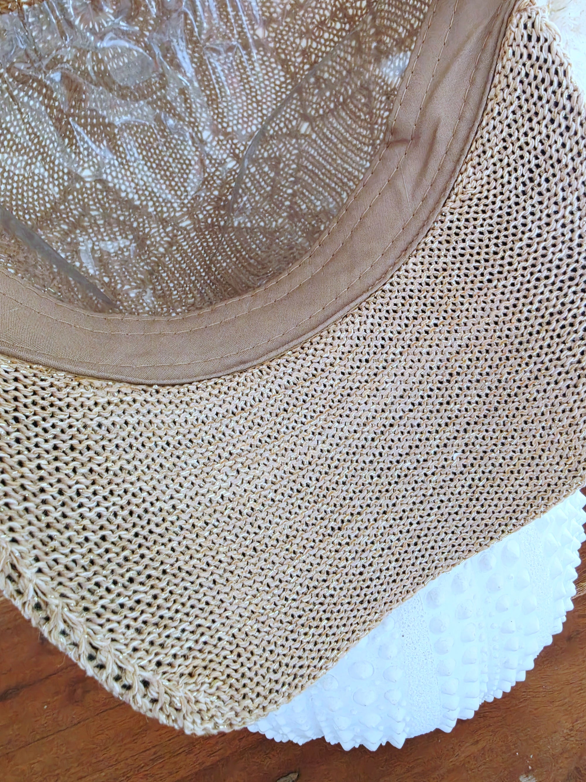 Casquette ajourée beige avec fils mettalisé doré - 𝐌𝐚𝐫𝐢𝐧𝐚𝟒𝟒𝐟𝐚𝐦𝐢𝐥𝐲