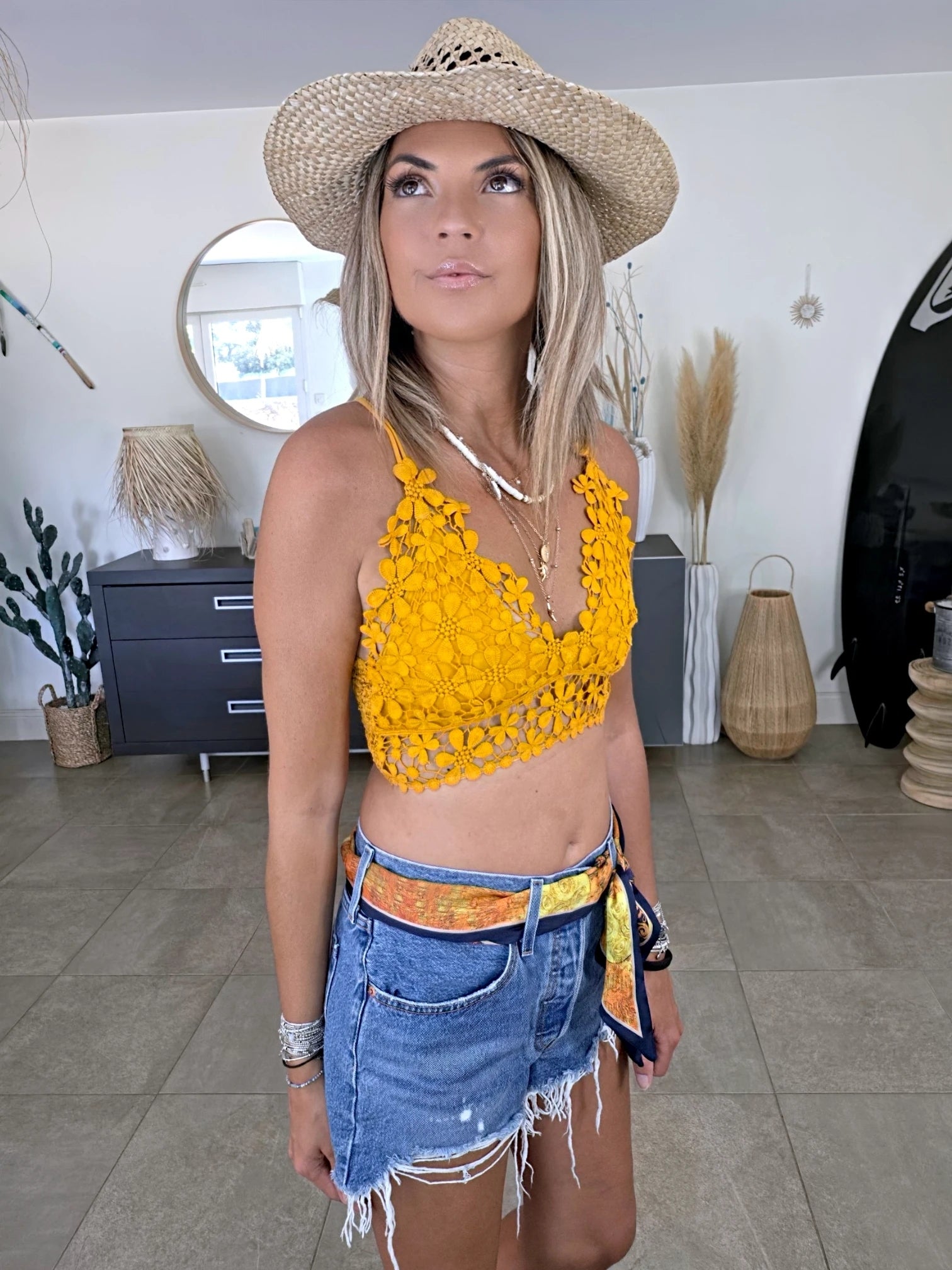 Brassière jaune en crochet