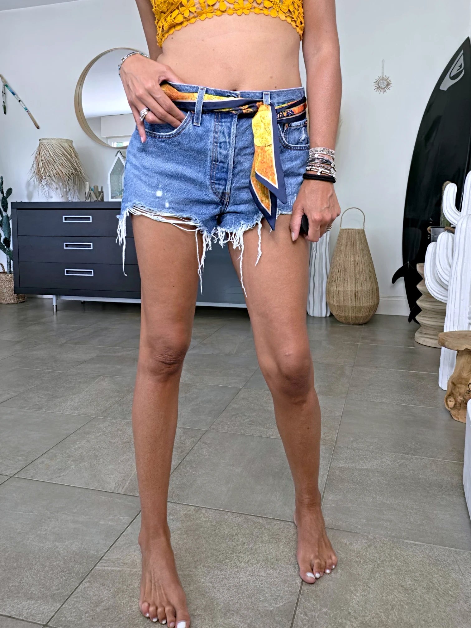 Short bleu destroy Levi's + ceinture tissu