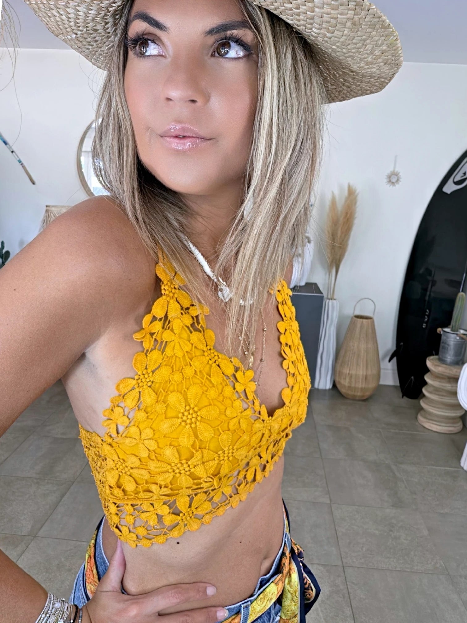 Brassière jaune en crochet