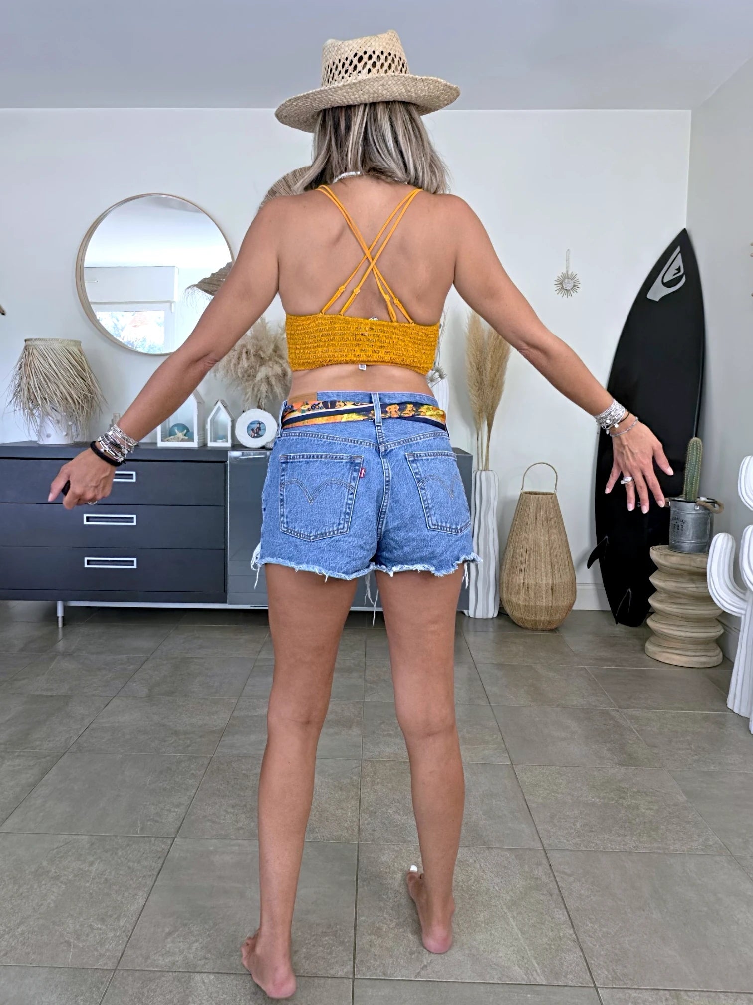Short bleu destroy Levi's + ceinture tissu