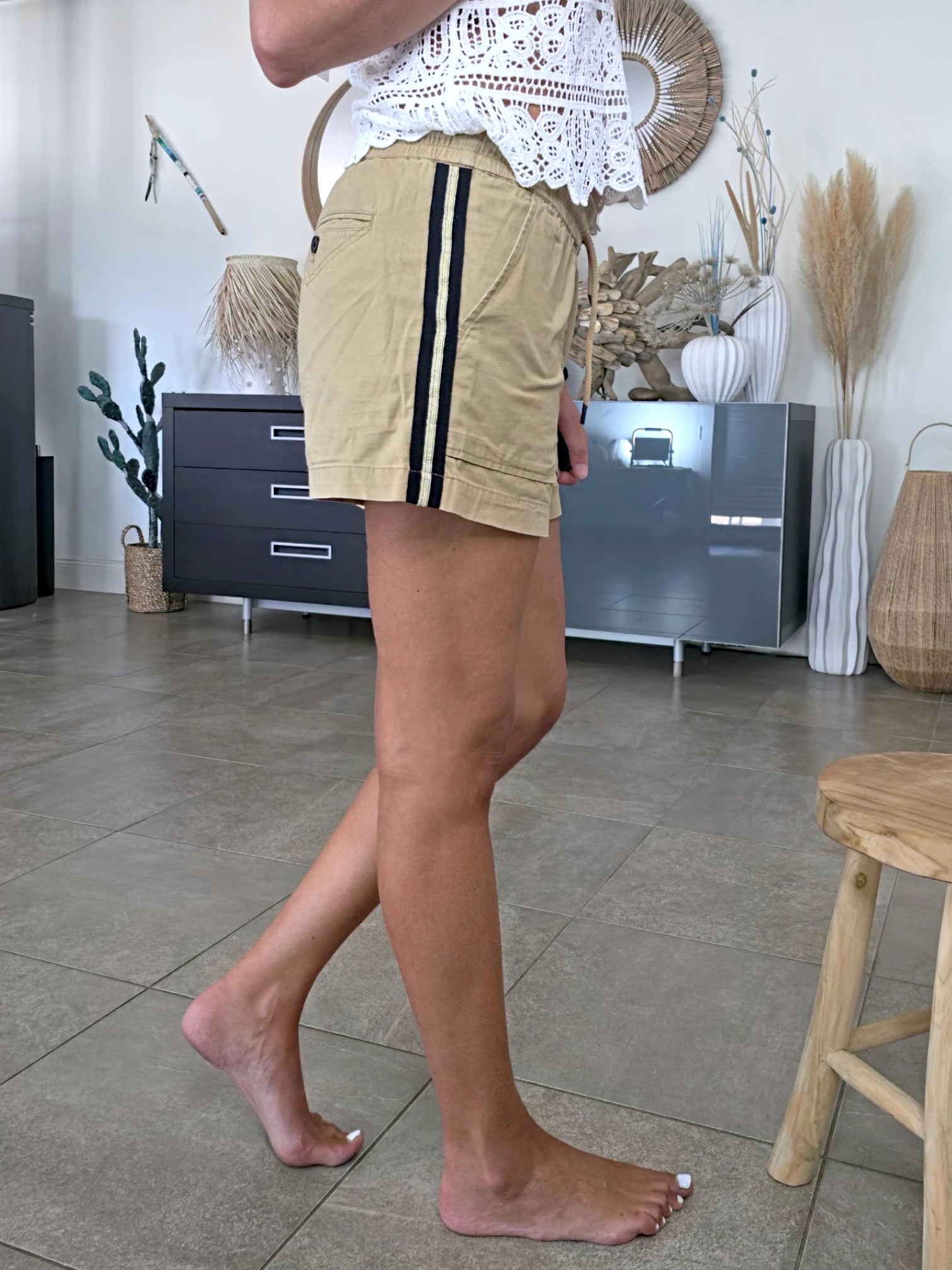 Short beige à bandes latérales