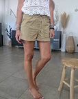Short beige à bandes latérales