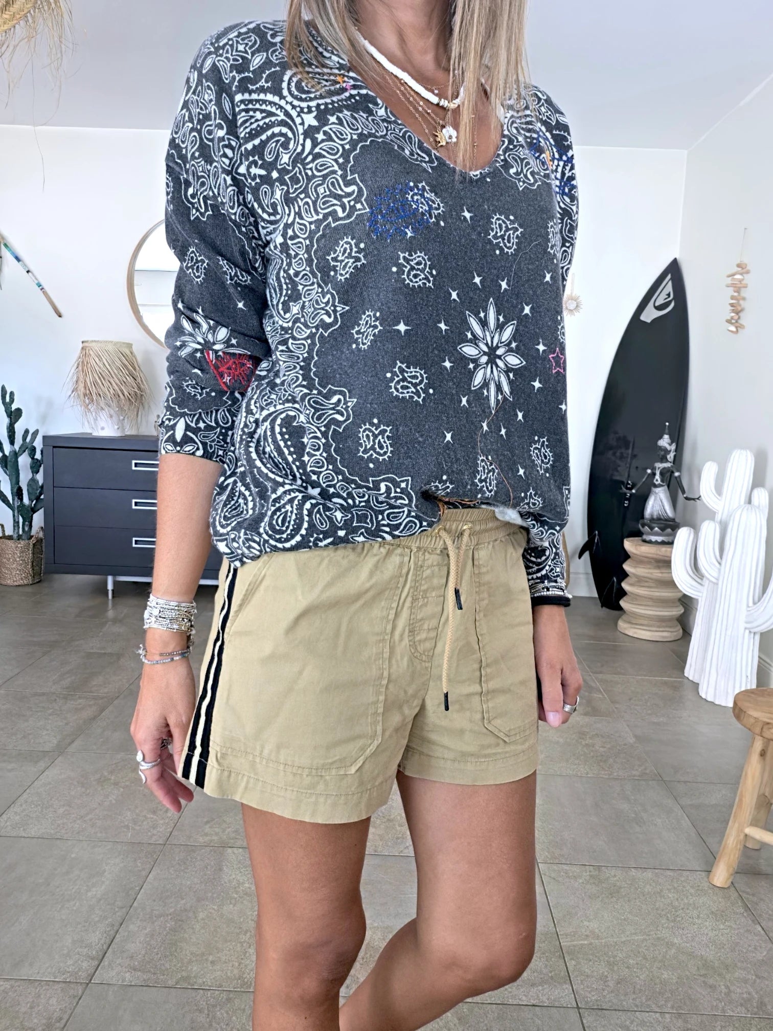 Short beige à bandes latérales