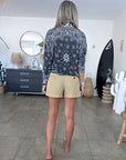 Short beige à bandes latérales