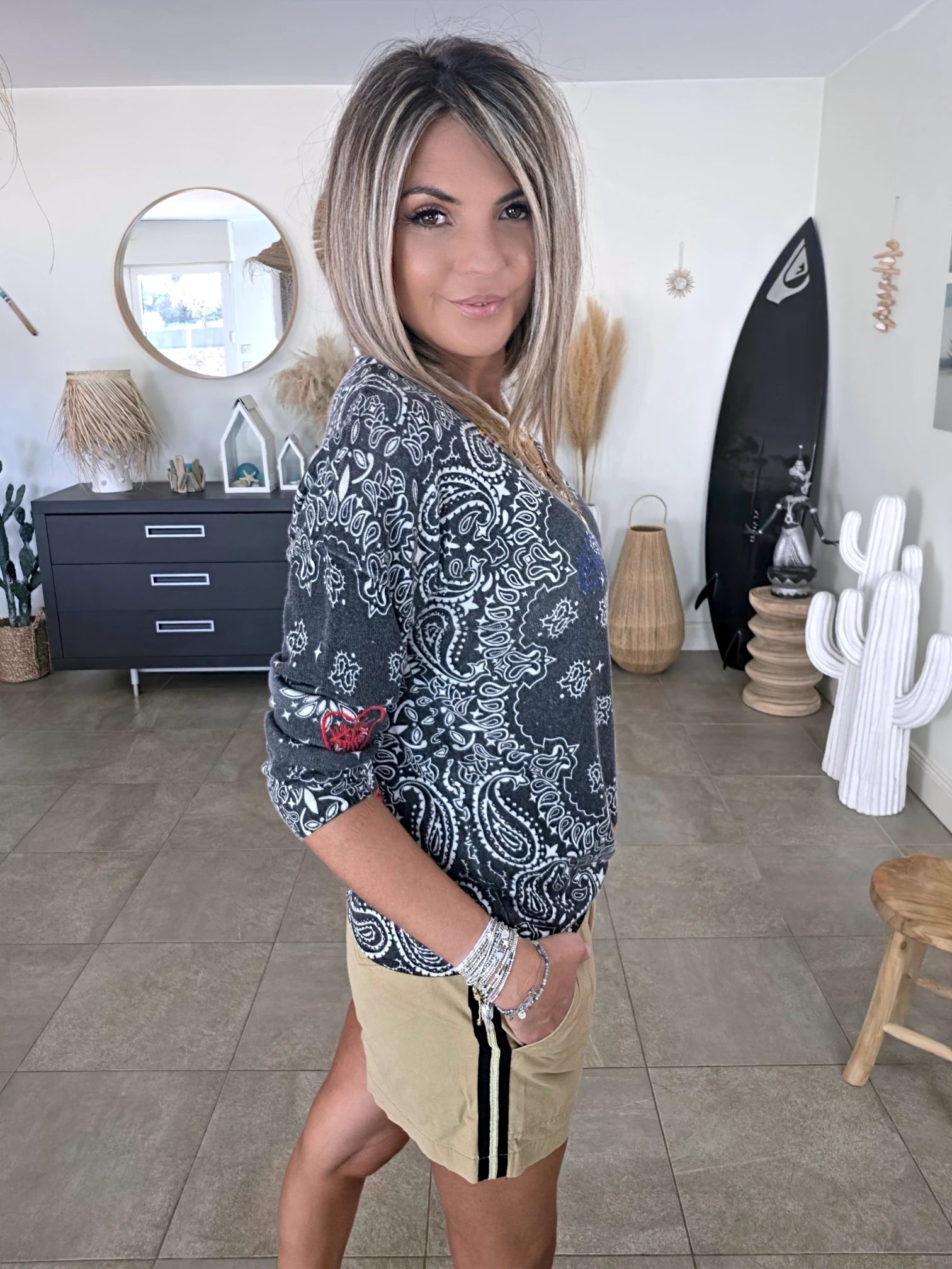 Pull bandana à broderies multiples