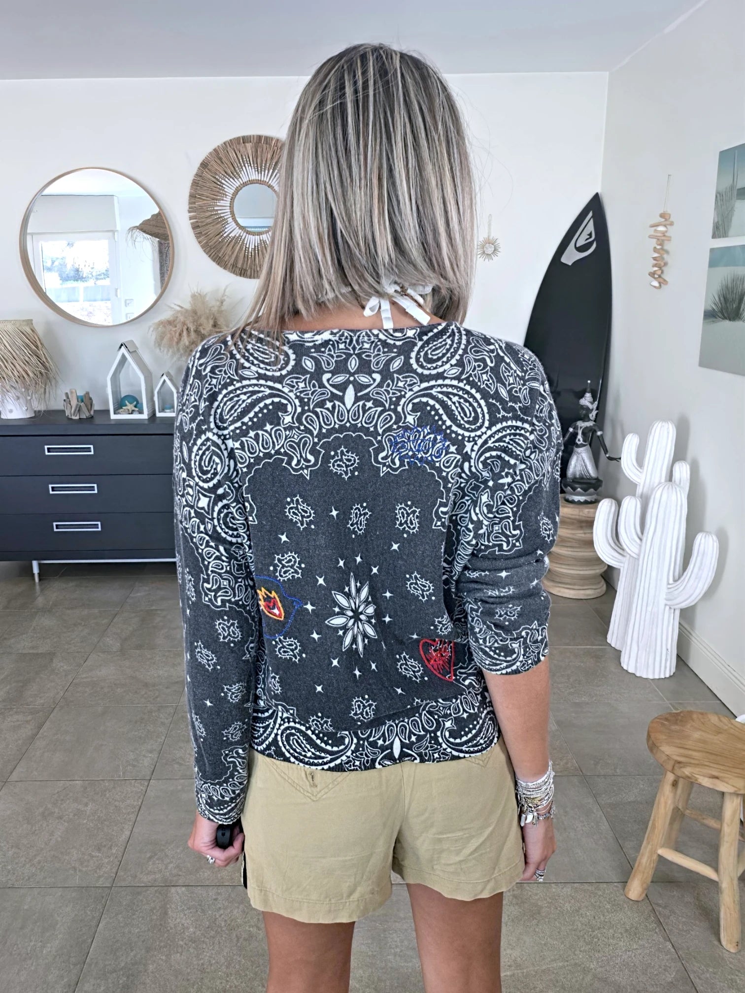 Pull bandana à broderies multiples
