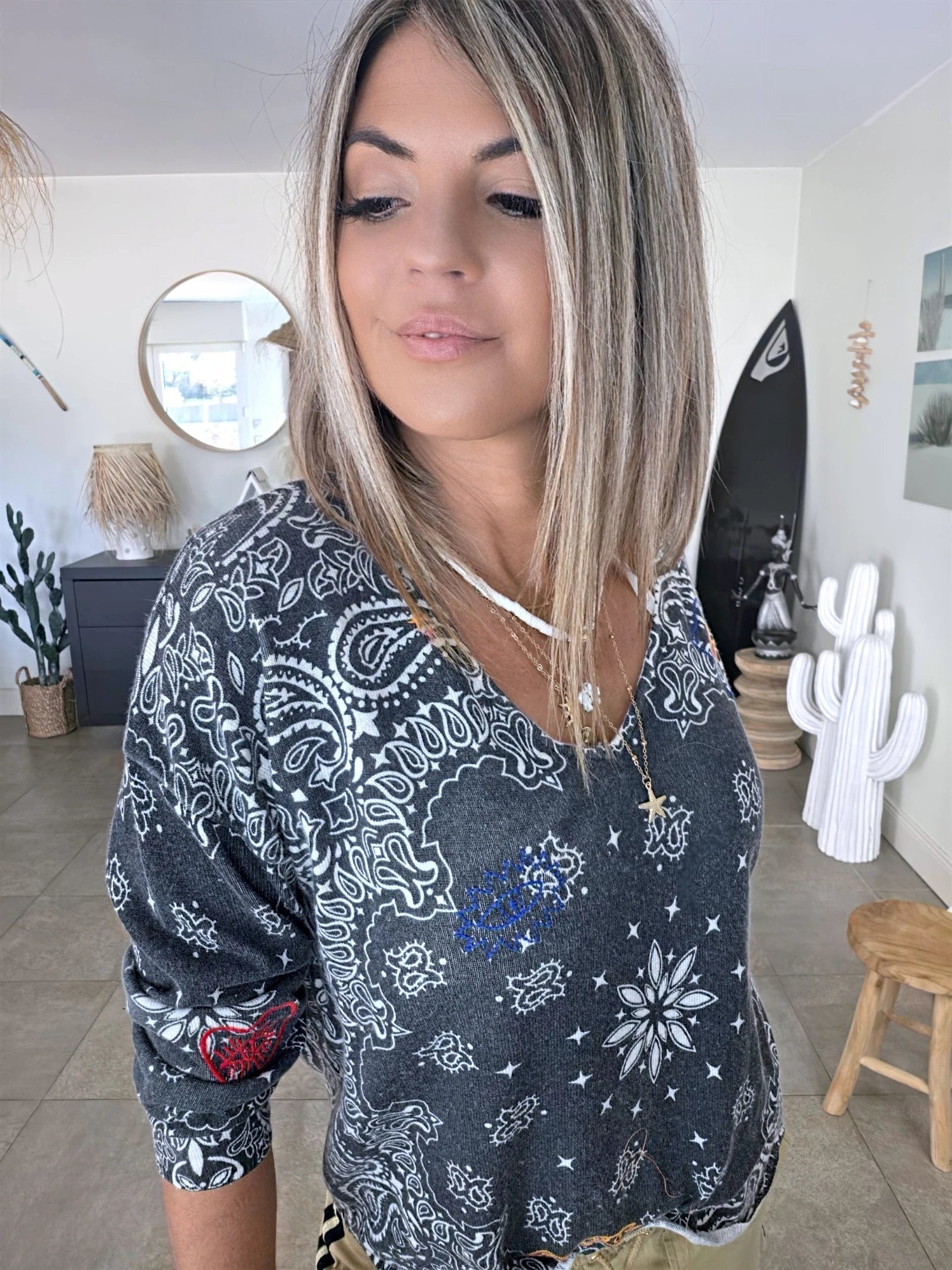 Pull bandana à broderies multiples