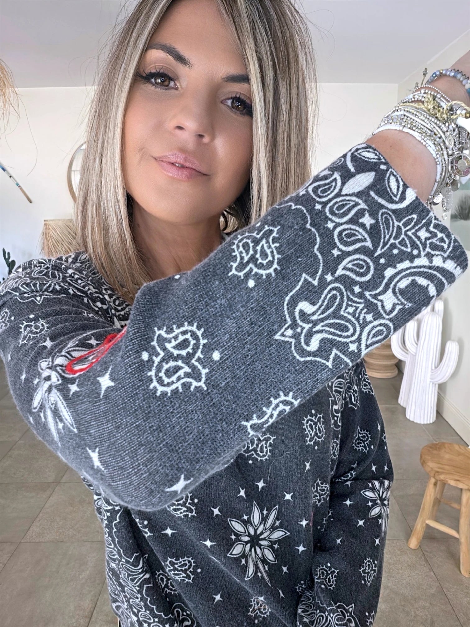 Pull bandana à broderies multiples