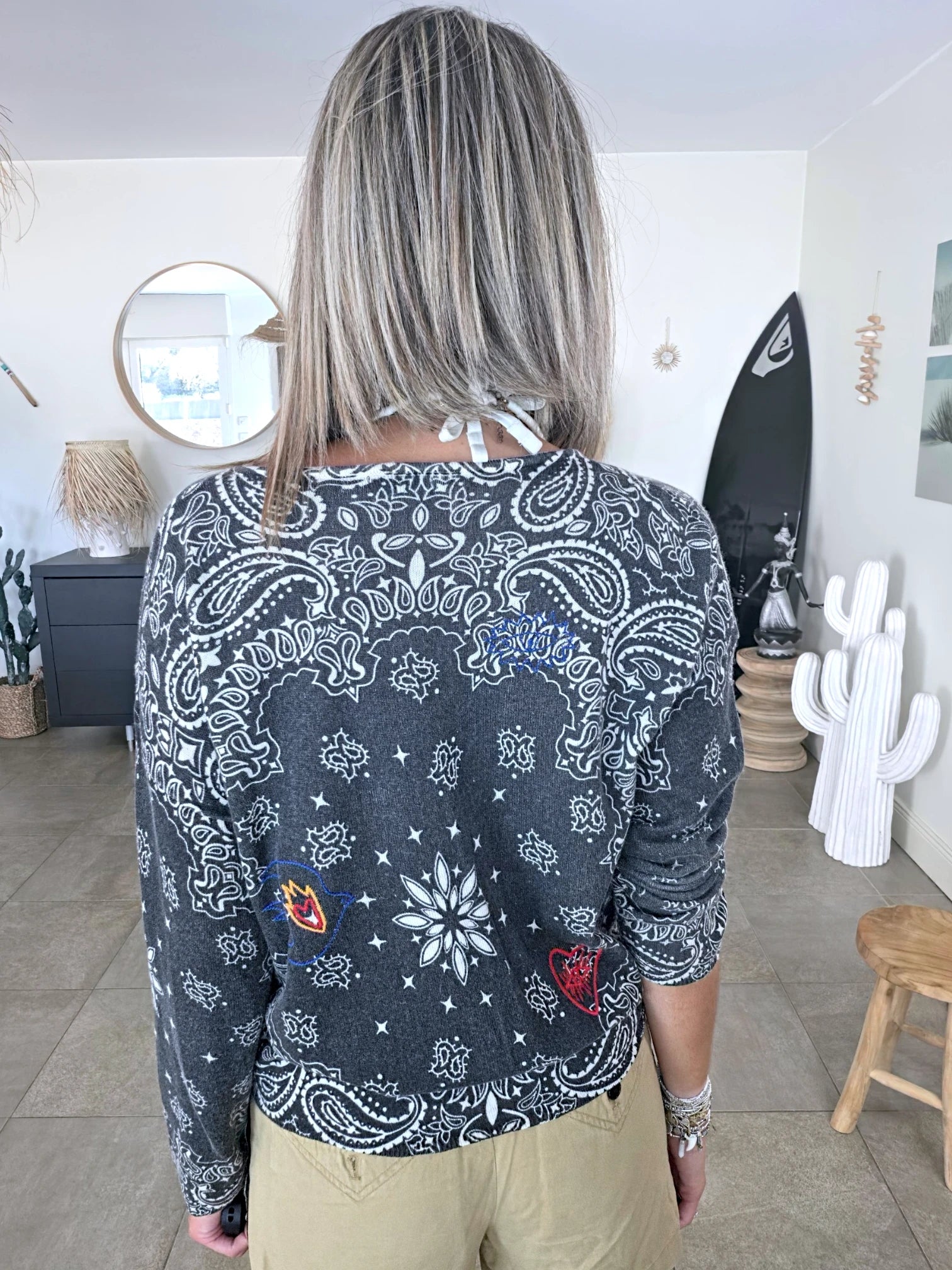 Pull bandana à broderies multiples