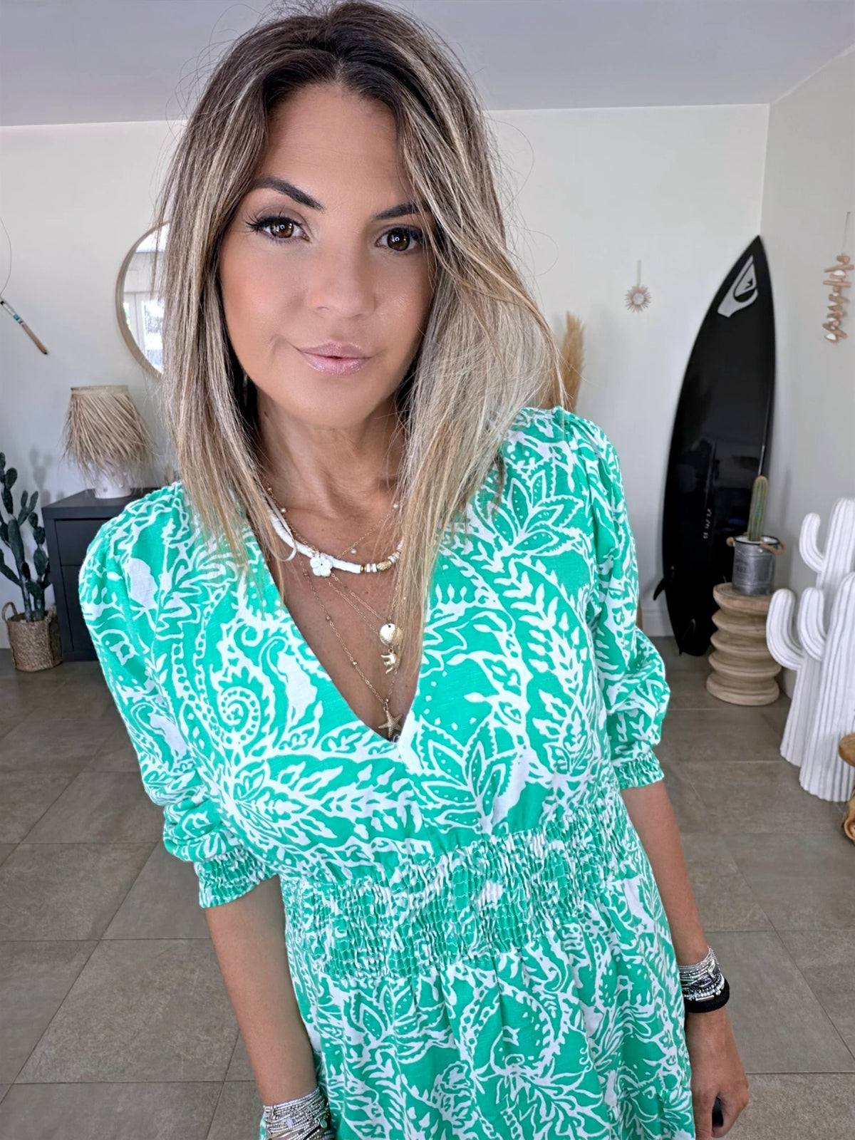 Robe blanche à imprimé vert vif - 𝐌𝐚𝐫𝐢𝐧𝐚𝟒𝟒𝐟𝐚𝐦𝐢𝐥𝐲