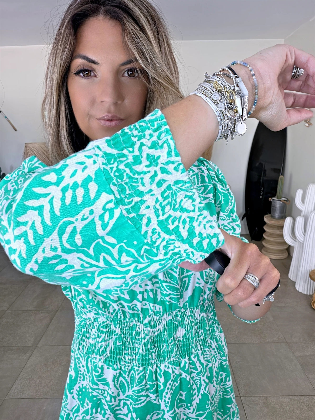Robe blanche à imprimé vert vif - 𝐌𝐚𝐫𝐢𝐧𝐚𝟒𝟒𝐟𝐚𝐦𝐢𝐥𝐲